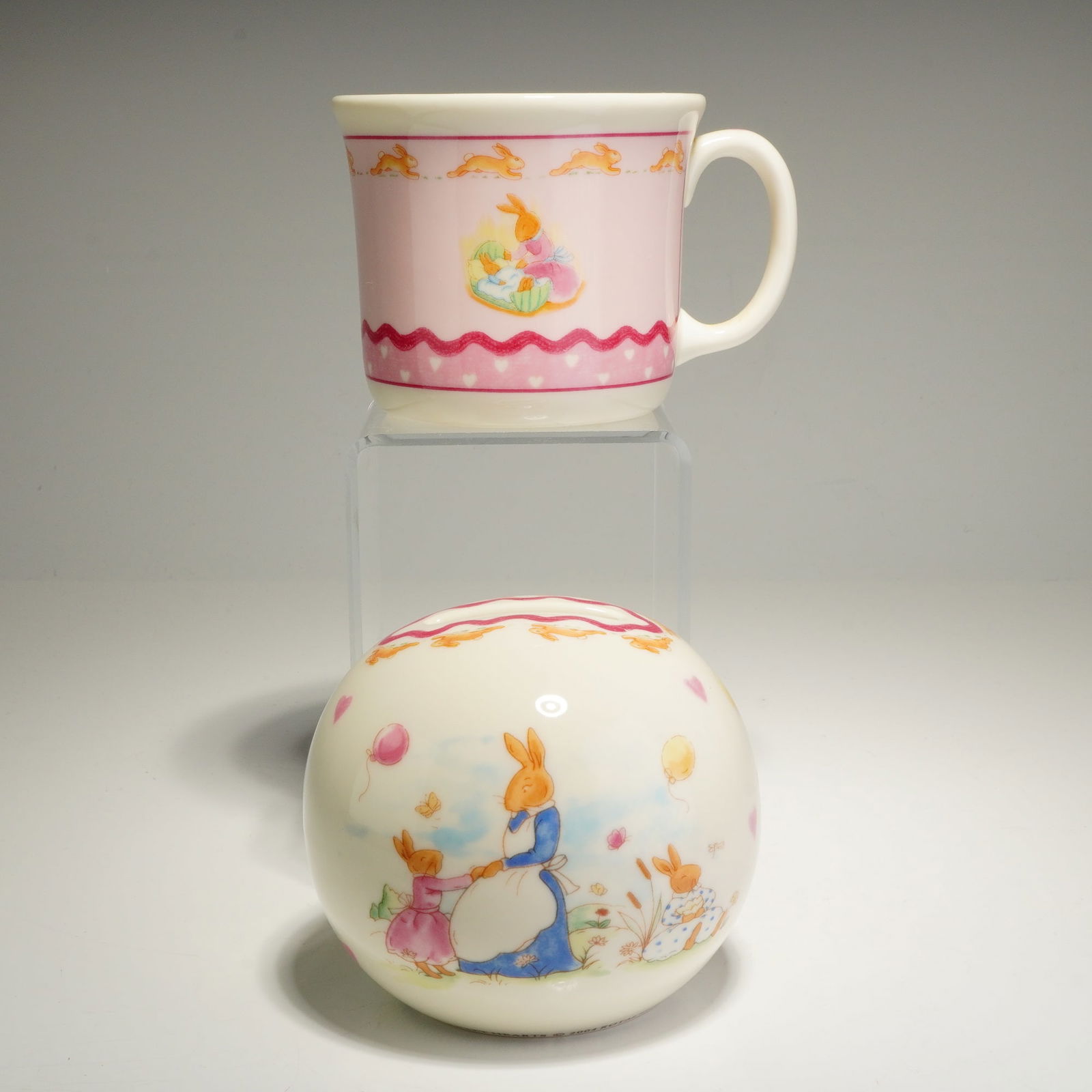 2pc Royal Doulton Bunnykins Sweet Hearts Mug and Money Bank (1 of 4)