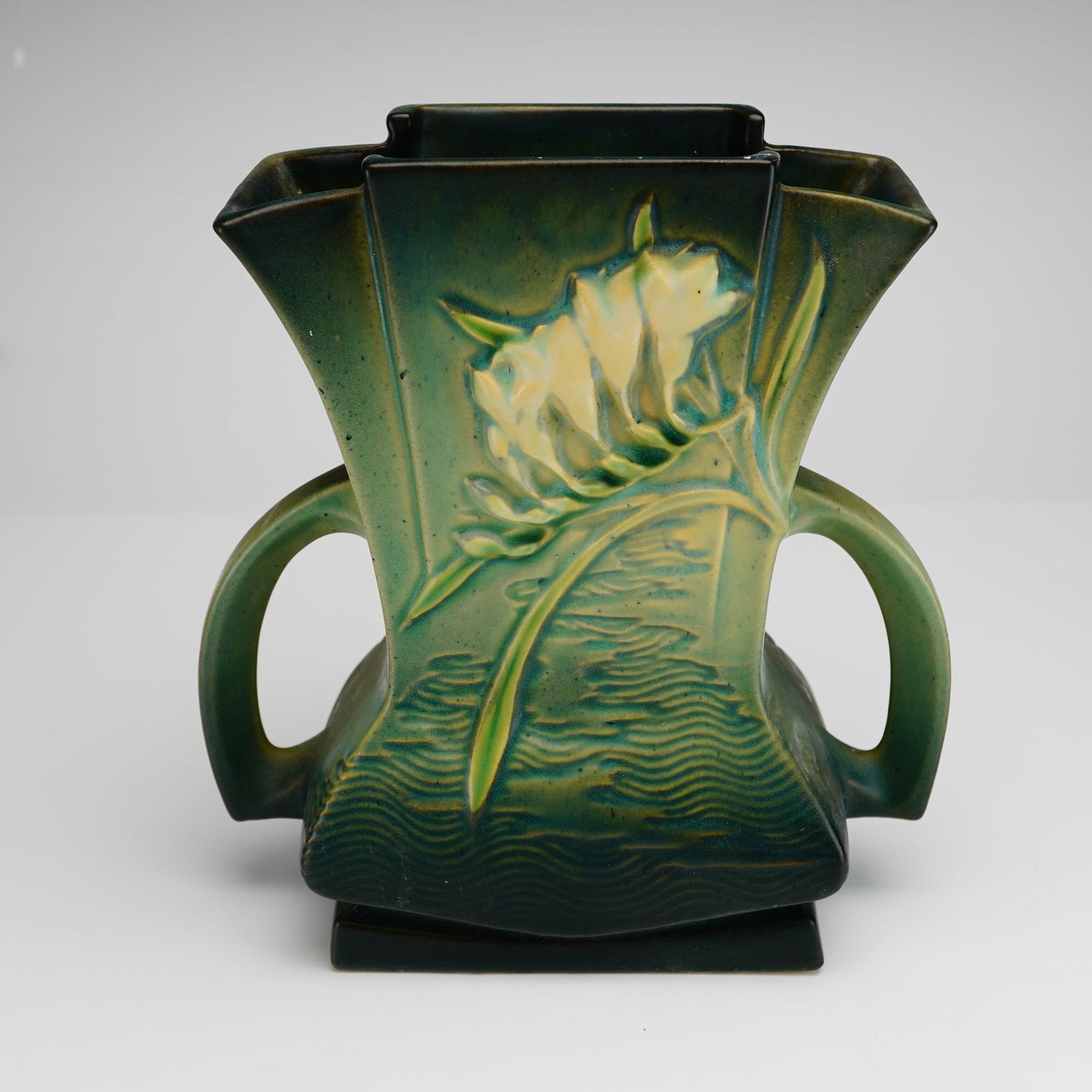 Roseville Pottery, Freesia Green Double Handle Vase 200-7 (1 of 3)