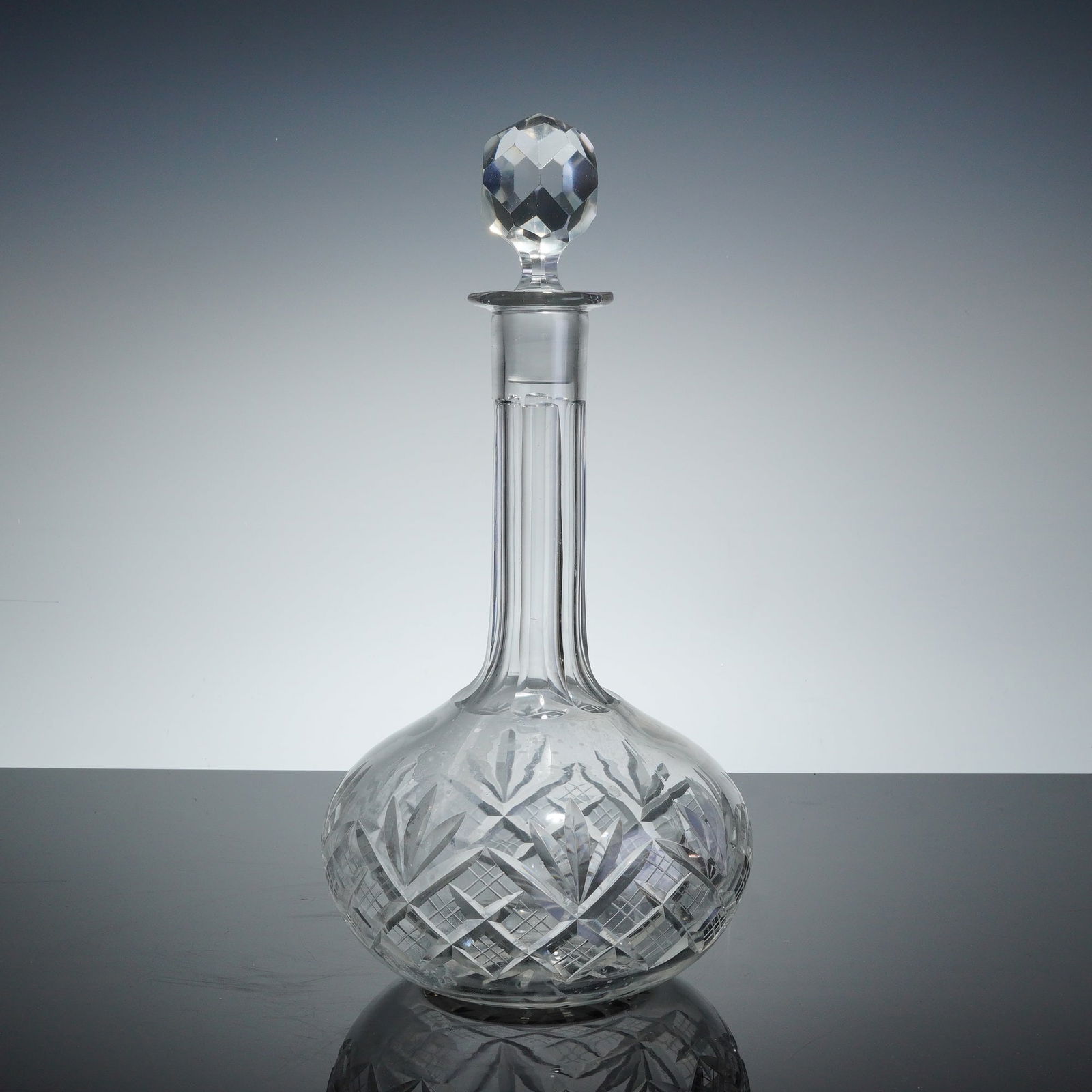 Crystal Wine Decanter with Faceted Stopper (1 of 3)