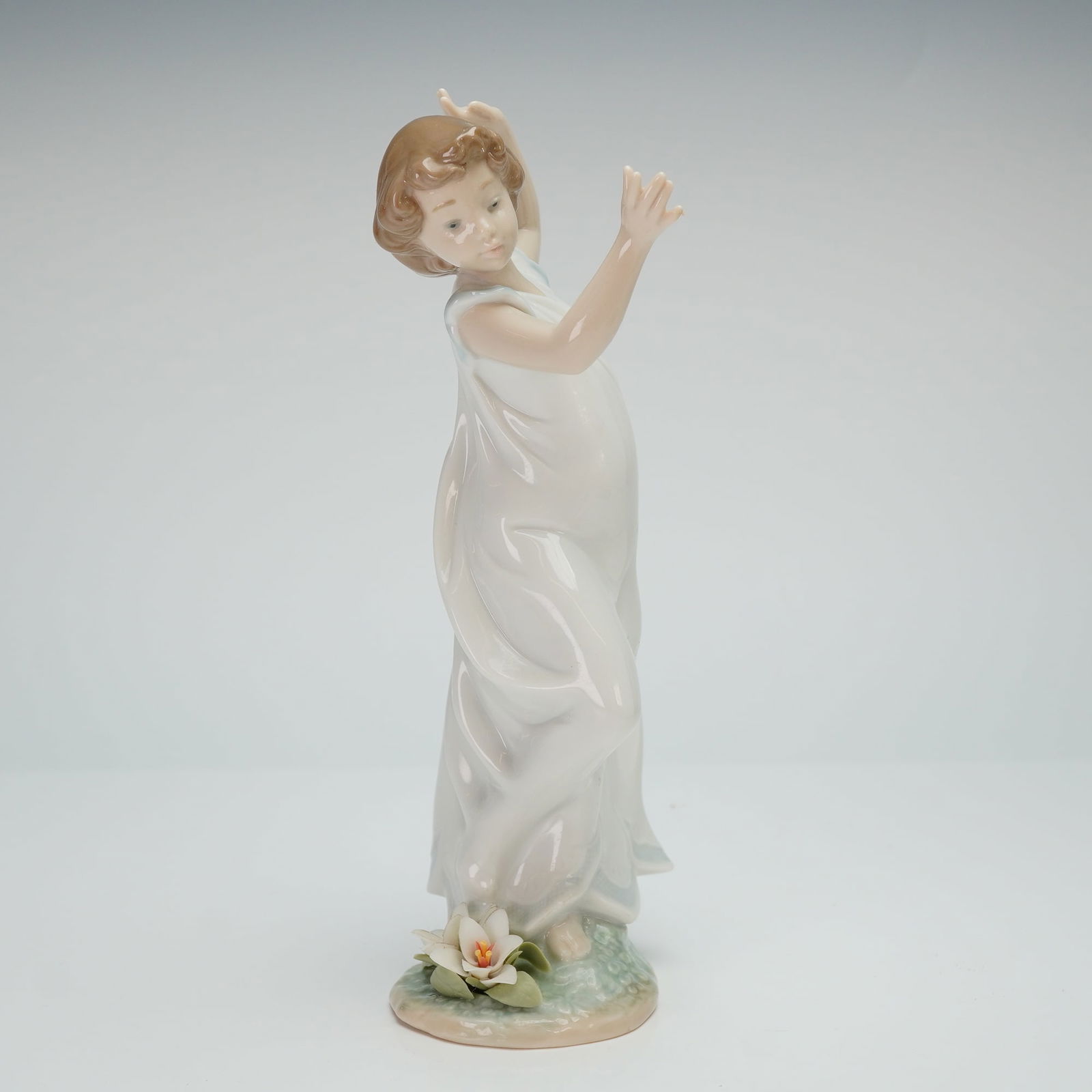 Lladro Porcelain Figurine, Lily Symbol of Purity 01006989 (1 of 4)