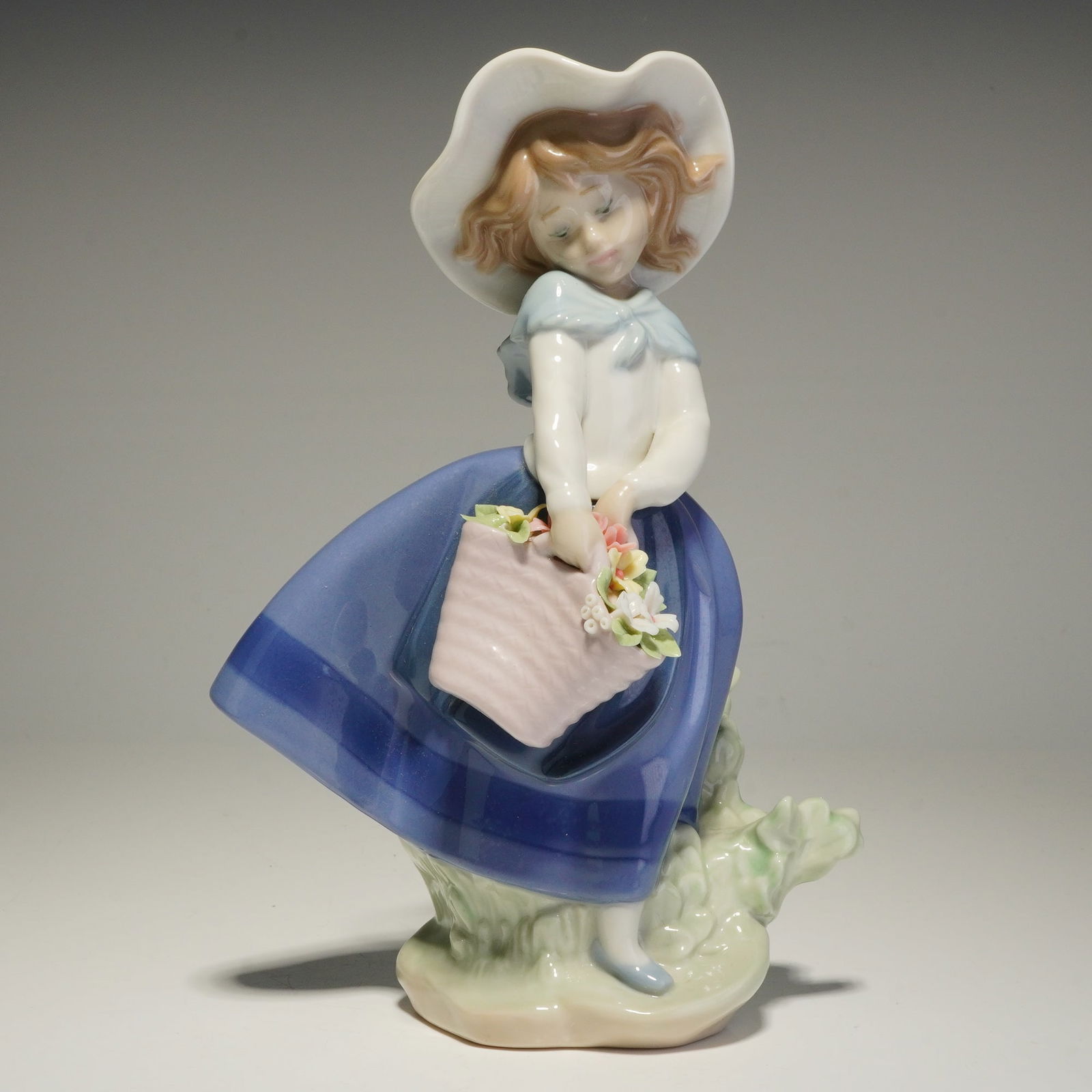 Lladro Porcelain Figurine, Pretty Pickings 01005222 (1 of 3)