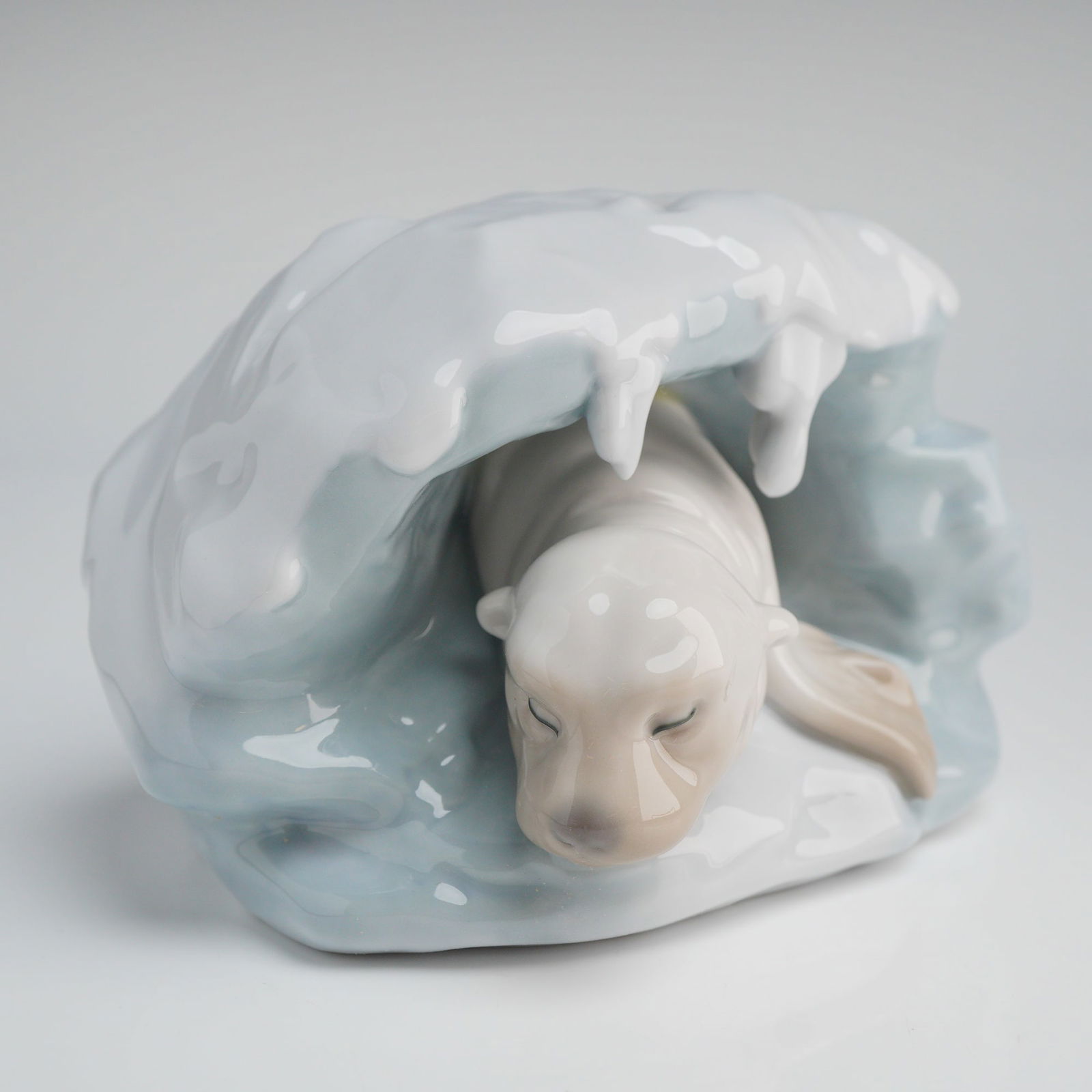 Lladro Snowy Haven Porcelain Figurine 8061 (1 of 5)