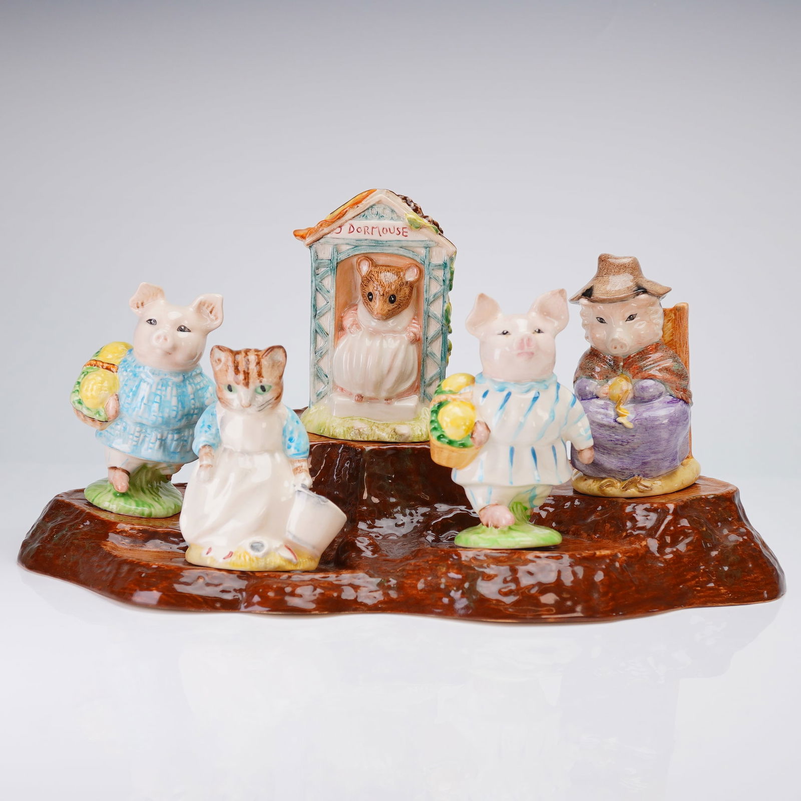 6pc Royal Albert Beatrix Potter Figurines and Display Base (1 of 5)