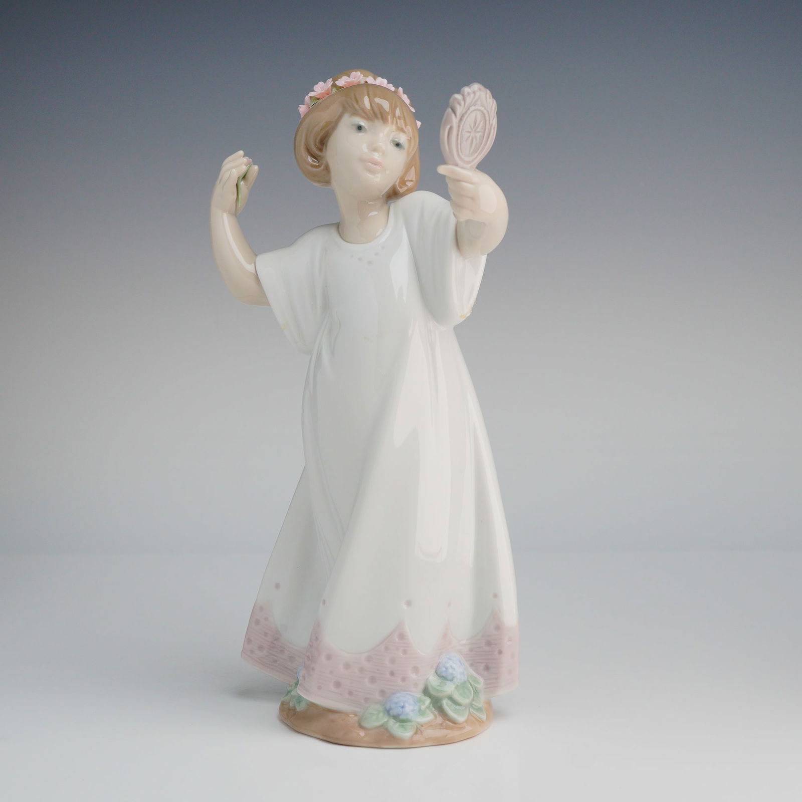 Lladro Porcelain Figurine Delightful Girl with Mirror 6806 (1 of 5)