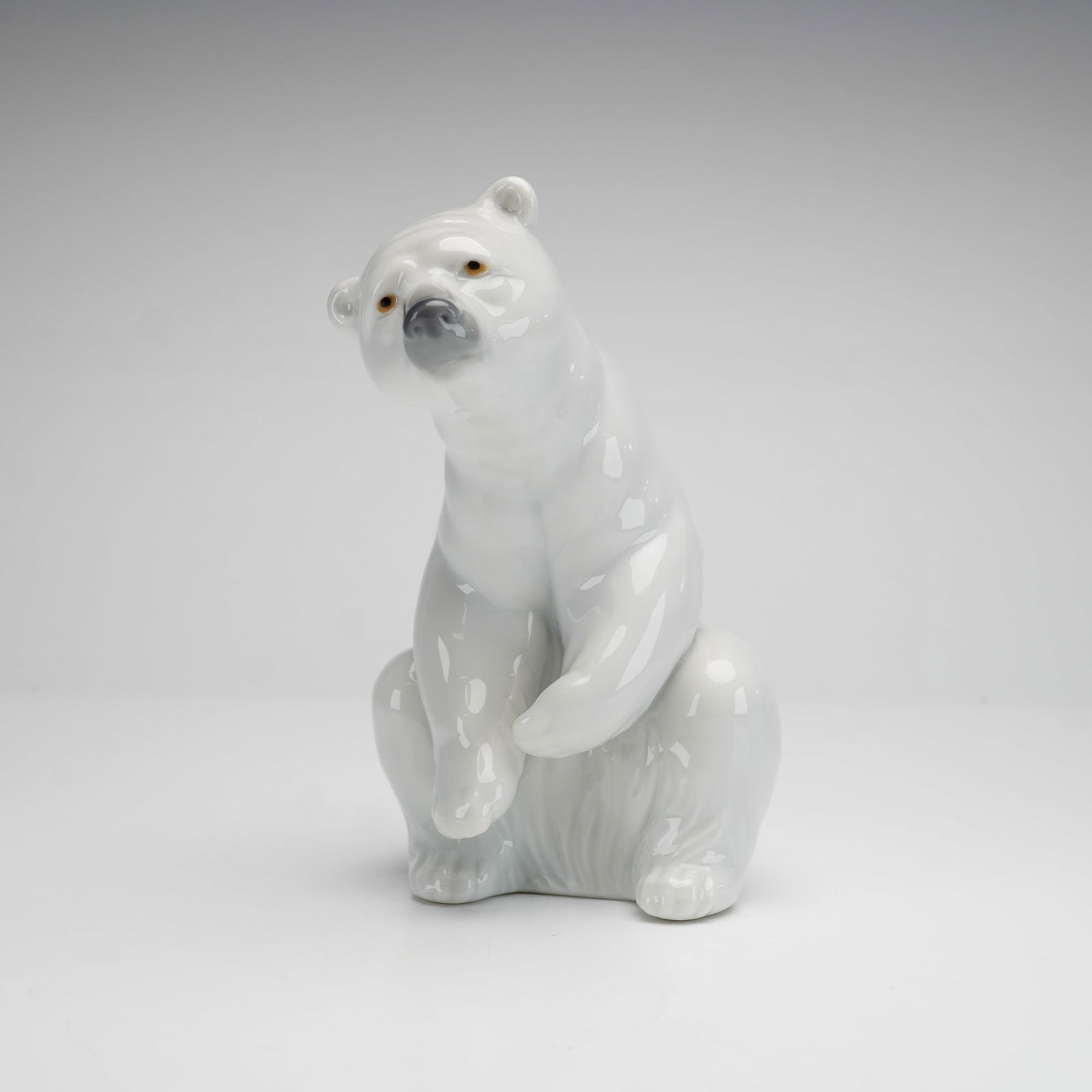 Lladro Porcelain Figurine, Resting Polar Bear 01001208 (1 of 4)
