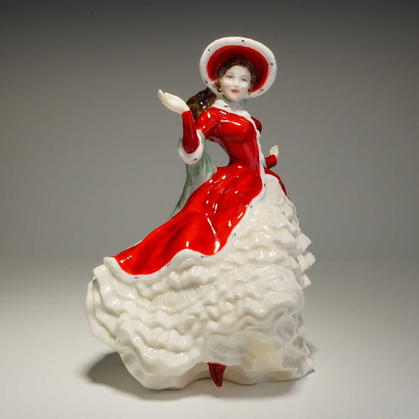 Royal Doulton Classics Victorian Christmas HN4675 Bone China Figurine (1 of 4)