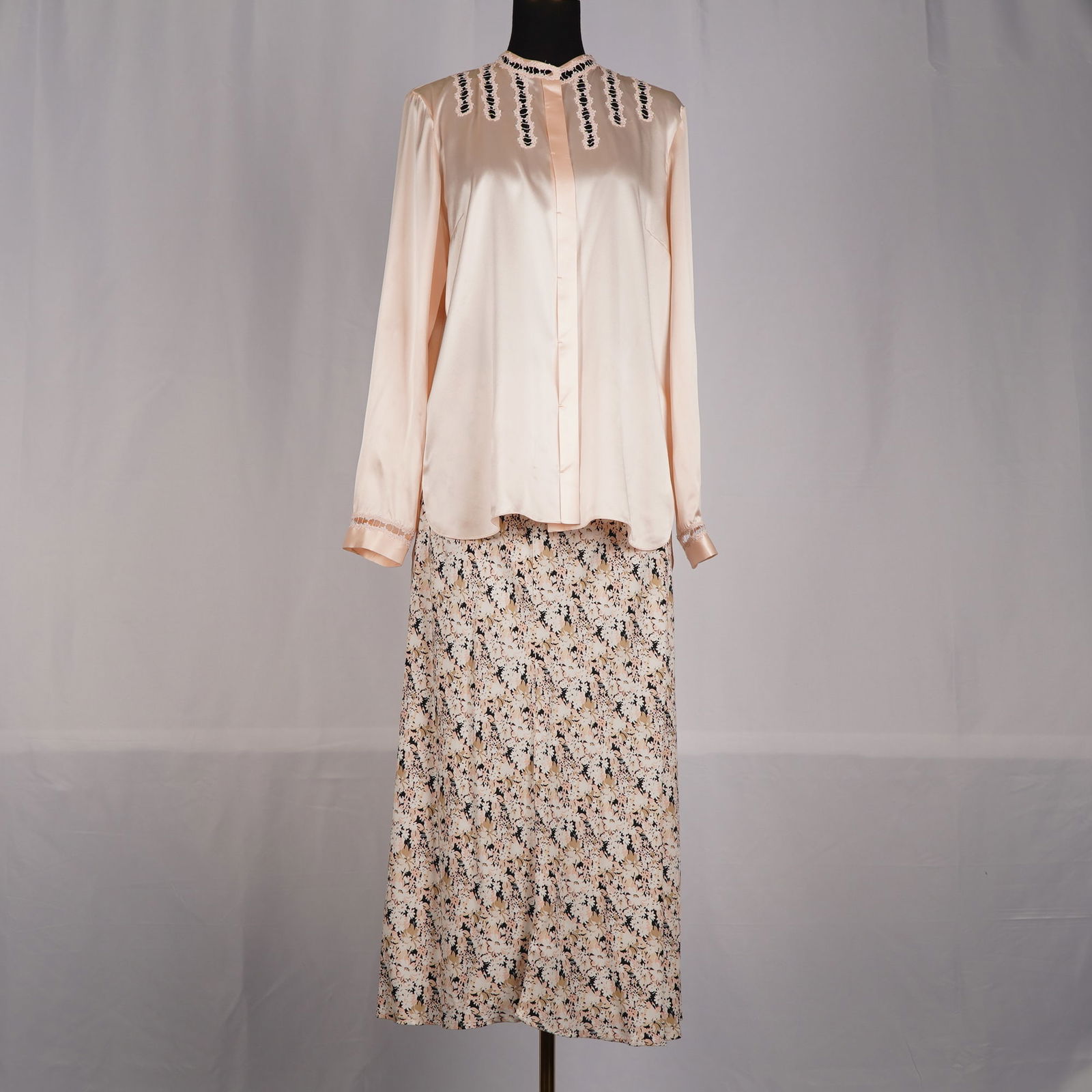 2pc Women's Clothing, Tahari Blouse and GAP Skirt: This listing includes a GAP skirt in size L and a Tahari blouse in size L. The GAP skirt has an elastic waist and a floral print in shades of beige, peach, black, and cream. The fabric is