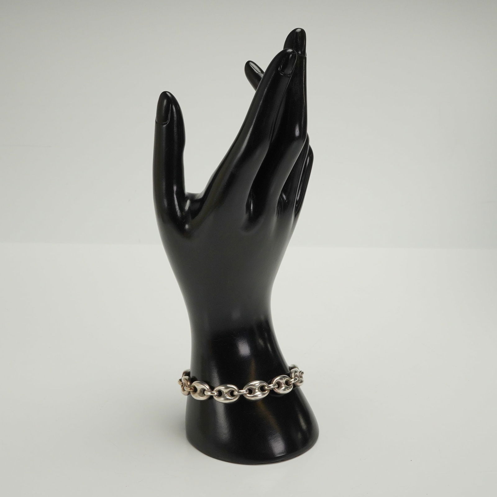 Sterling Silver Oval Link Mariner Bracelet: A single heavy gauge chain link bracelet crafted from sterling silver, featuring large, rounded, elongated oval links in the popular mariner or gourmette style. The bracelet is constructed of solid li