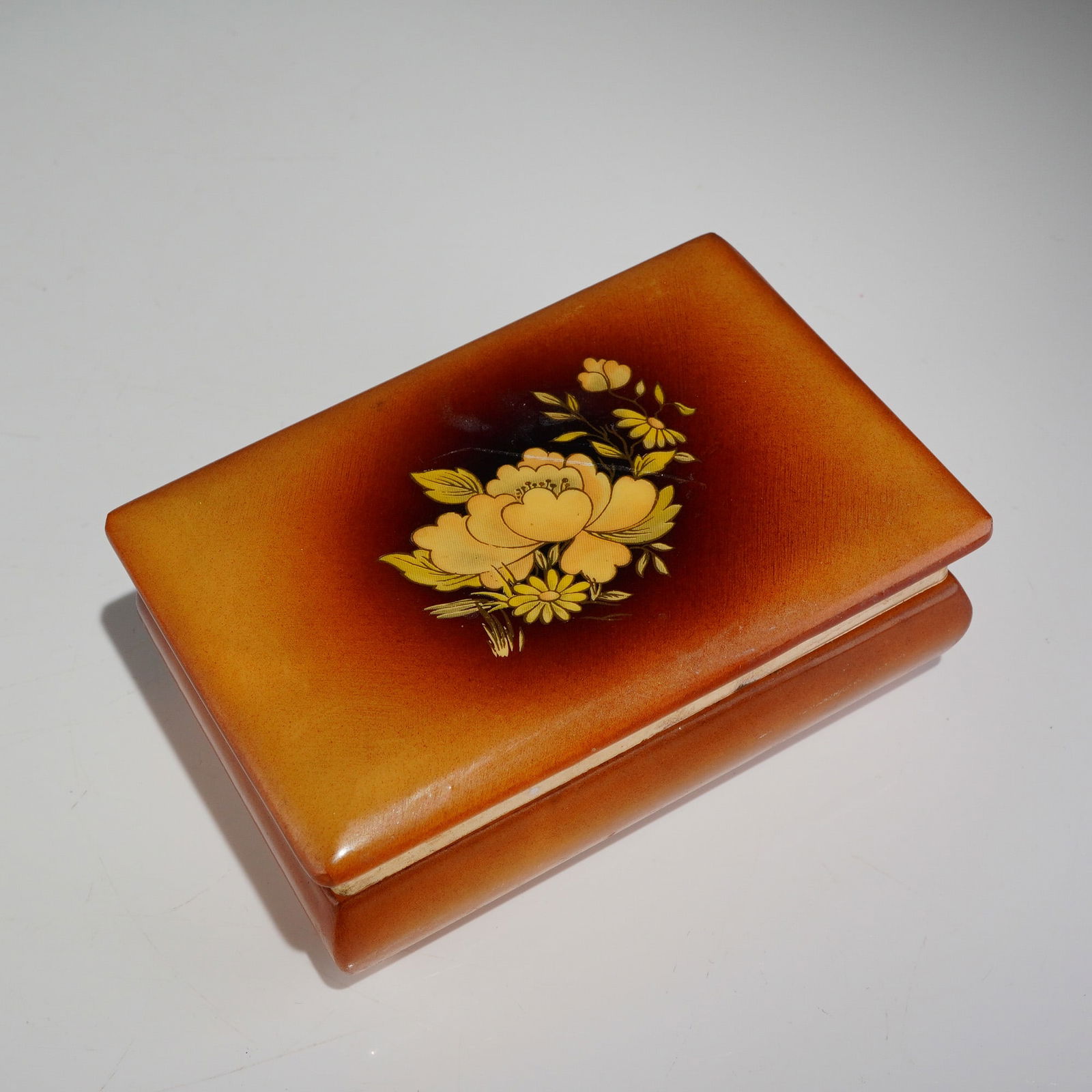 Hand-Carved Alabaster Hinged Floral Trinket Box: A vintage hand-carved alabaster lidded floral box of rectangular form, consistent with Mid-Century Italian production (c. 1950s-1970s). The box is constructed from translucent, dyed or stained alabast