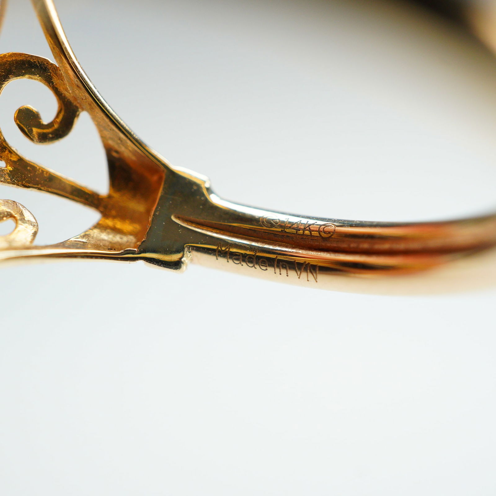 14K Gold Oval Onyx Scrollwork Ring - 6