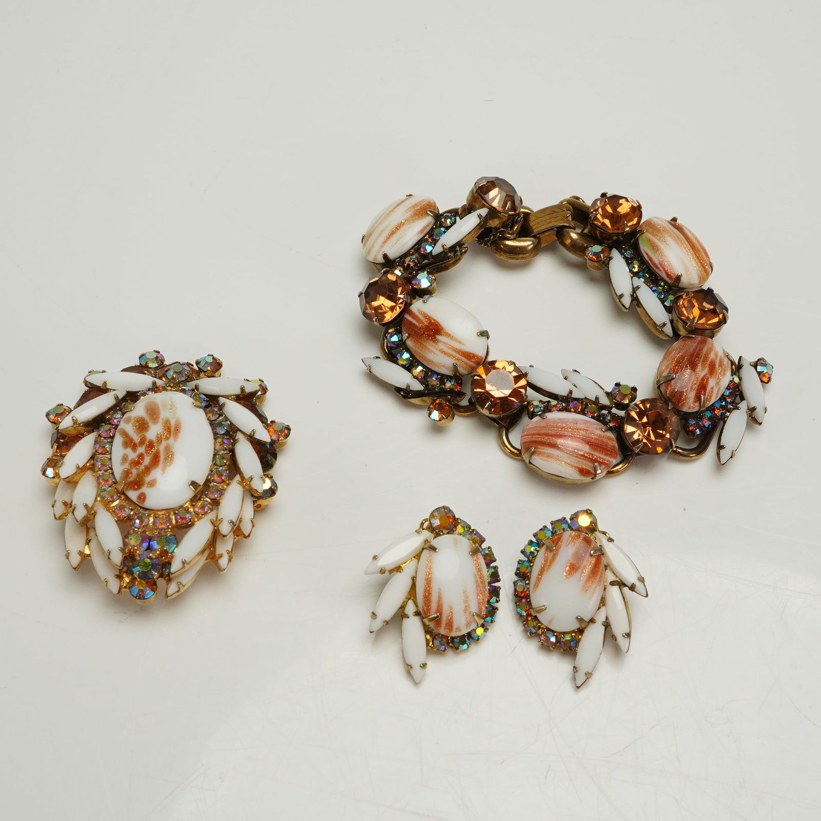 Delizza & Elster Juliana Copper Fluss Milk Glass 4-Piece Parure Set: A collection of four pieces of vintage costume jewelry attributed to Delizza & Elster (Juliana), comprising a bracelet, a large brooch/pin, and a pair of clip-on earrings. This 4pc gem inlaid set is c