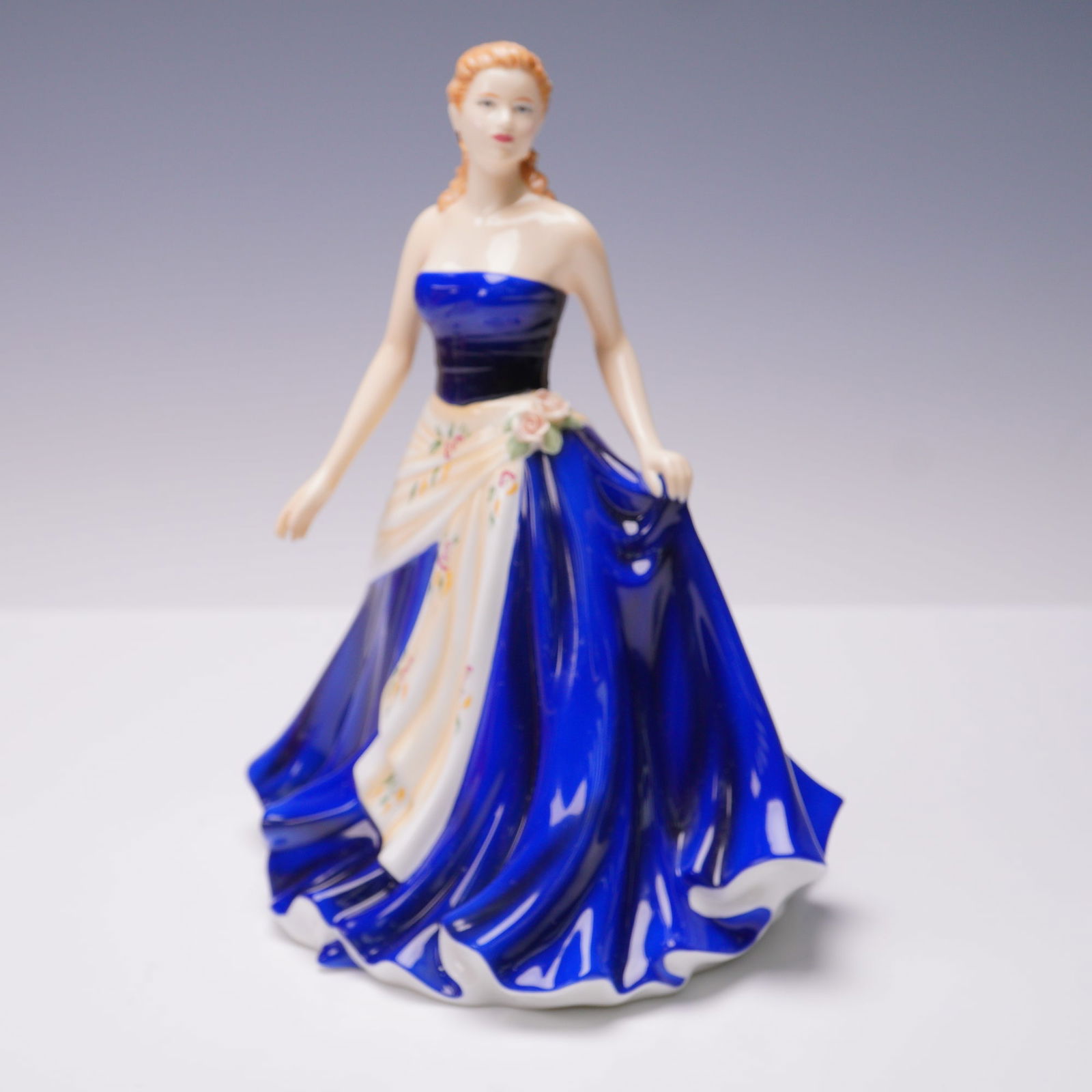 Royal Doulton Figurine Olivia HN5114 Pretty Ladies 2008: Royal Doulton bone china figurine titled Olivia, model HN5114, issued in 2008 as part of the Pretty Ladies collection. Designed by John Bromley, this hand-decorated figure features a graceful lady in