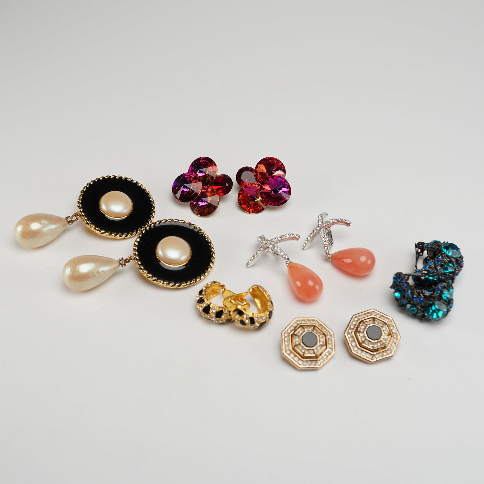 6 Pairs Vintage Costume Earrings incl. Wendy Gell Bellini Eisner: A collection of six pairs of vintage costume earrings constructed from mixed metals, primarily featuring clip-back closures. The lot includes diverse styles utilizing gold-tone and silver-tone setting