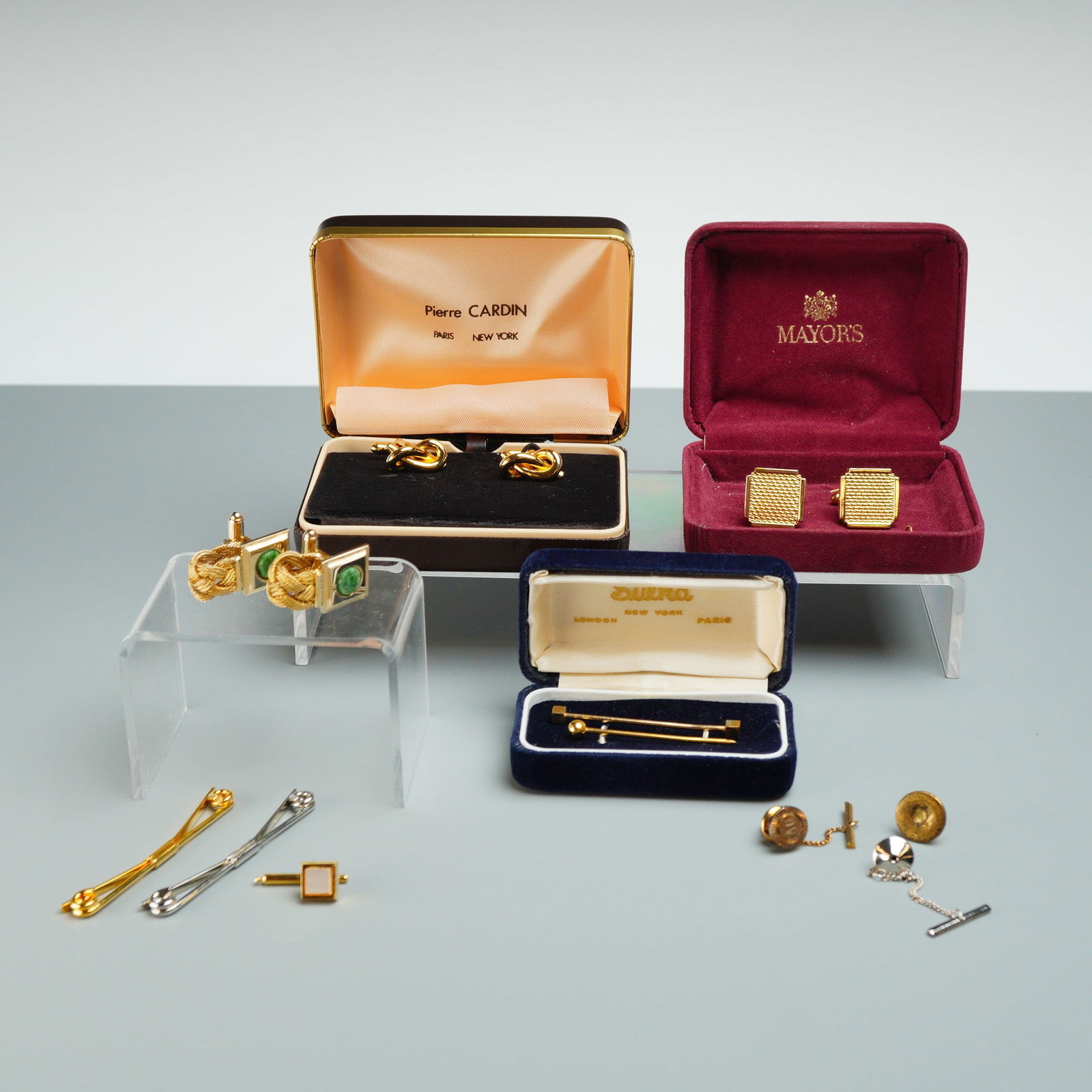 15 Vintage Mens Formal Accessories incl Designer Cufflinks: The collection comprises 15 pieces of vintage men's formal wear accessories, predominantly constructed from gold-tone and silver-tone metal, dating from the mid-to-late 20th century. The mixed lot inc
