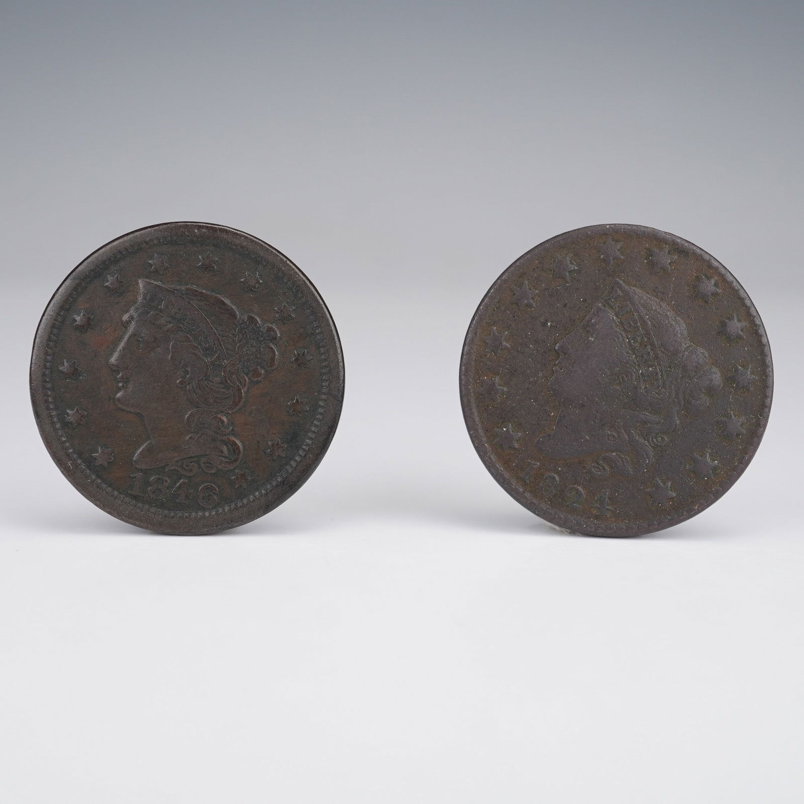 2pc US Large Copper Cents 1824 Coronet Head & 1846 Braided Hair: This lot comprises a 2pc coin set of US Large Cents, including a Braided Hair Large Cent from 1846 and a Coronet Cent from 1824. The 1846 coin features the Braided Hair design (Longacre). The 1824 coi