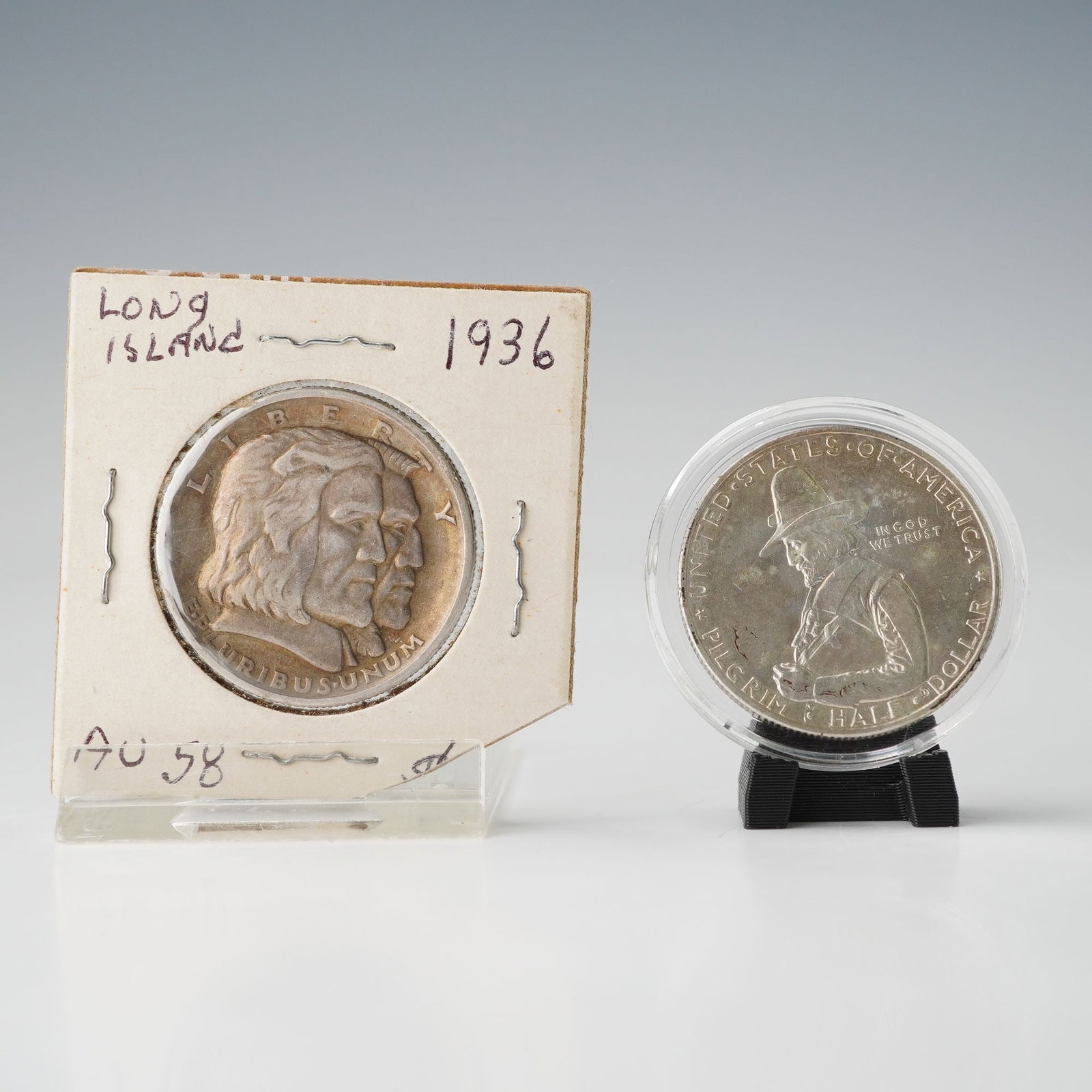 2pc 1920 & 1936 United States Commemorative Half Dollar Coins: Comprises a 1920 Pilgrim Tercentenary issue and a 1936 Long Island Tercentenary example, each struck in honor of notable historical anniversaries. The Pilgrim half dollar features the figure of a Pilg