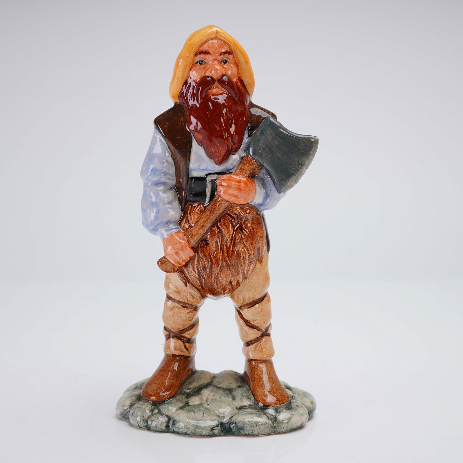 Royal Doulton Middle Earth Gimli HN2922 Figurine: A Royal Doulton figurine titled Gimli, model number HN2922, from the Middle Earth series. The glazed ceramic figure depicts the character standing on a mottled gray rocky outcrop base. He is modeled