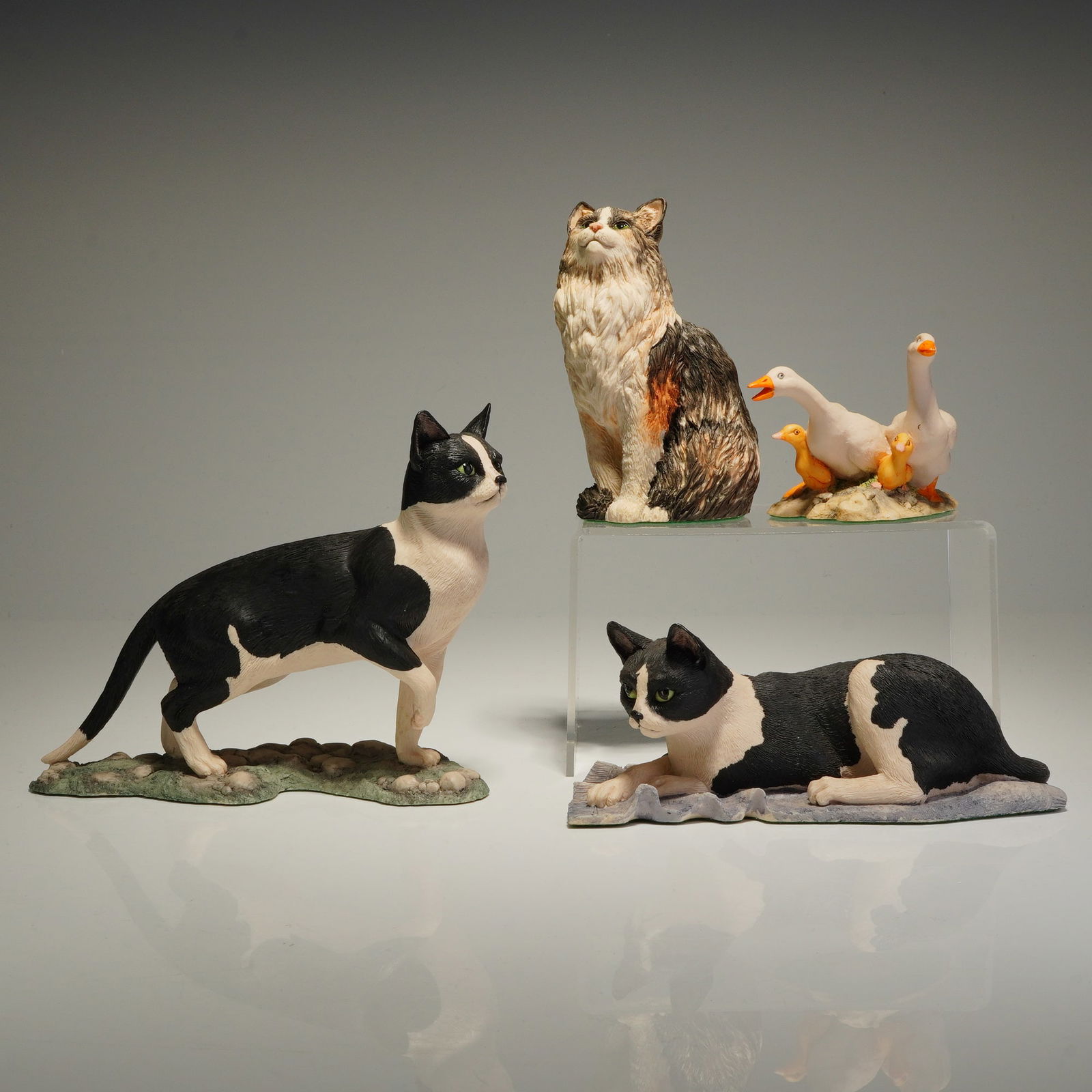 4pc Border Fine Arts and Schmid Animal Figurines: This 4pc collection of animal figurines consists of painted resin or composition sculptures primarily from Border Fine Arts and Schmid. The group features two black and white tuxedo cat figurines: