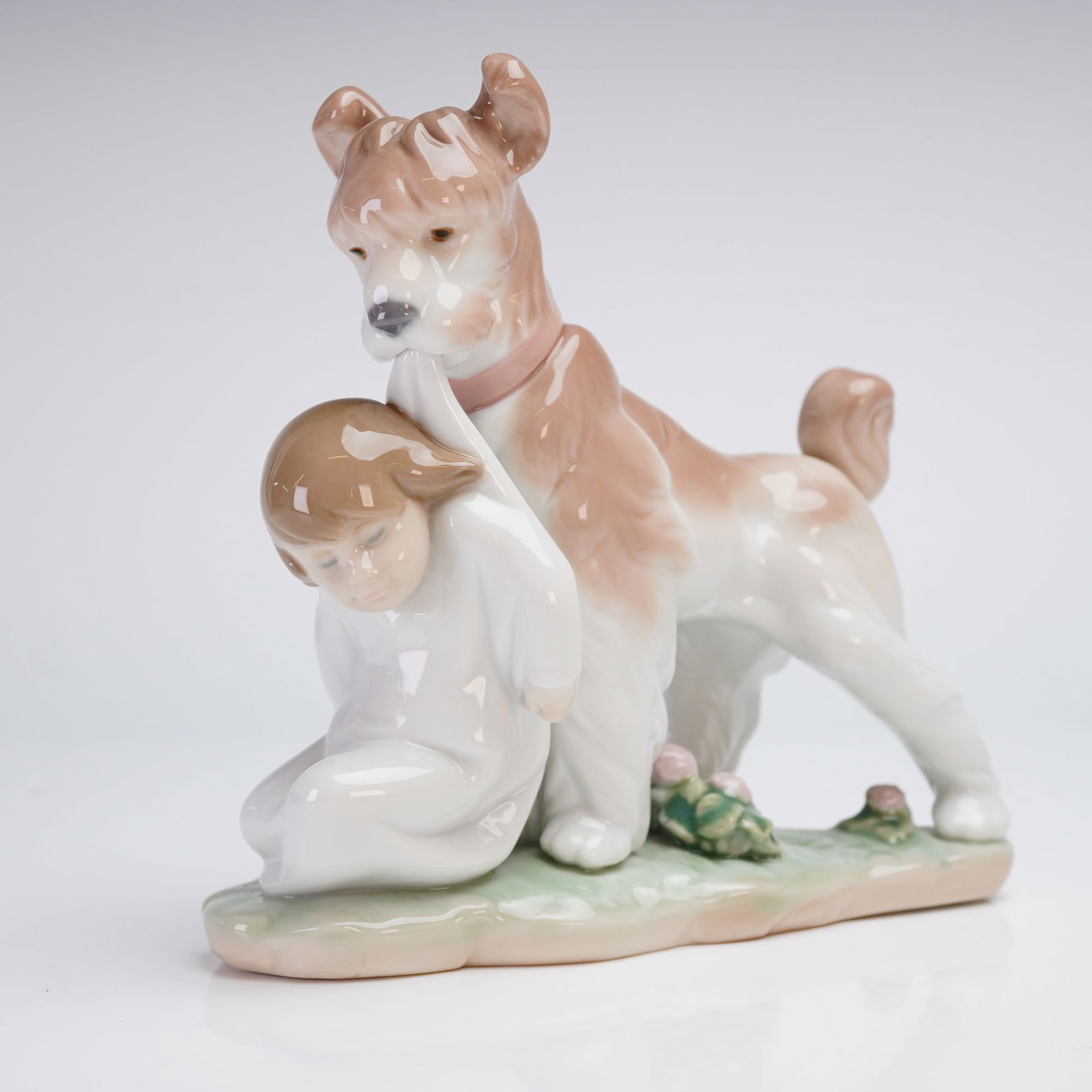 Lladro Porcelain Figurine, Safe and Sound 6556 (1 of 3)