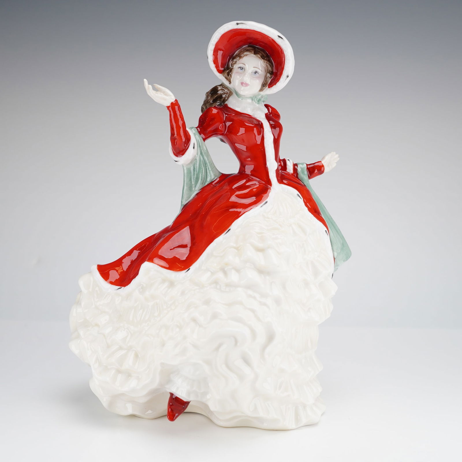 Royal Doulton Figurine Victorian Christmas HN4675 (1 of 3)