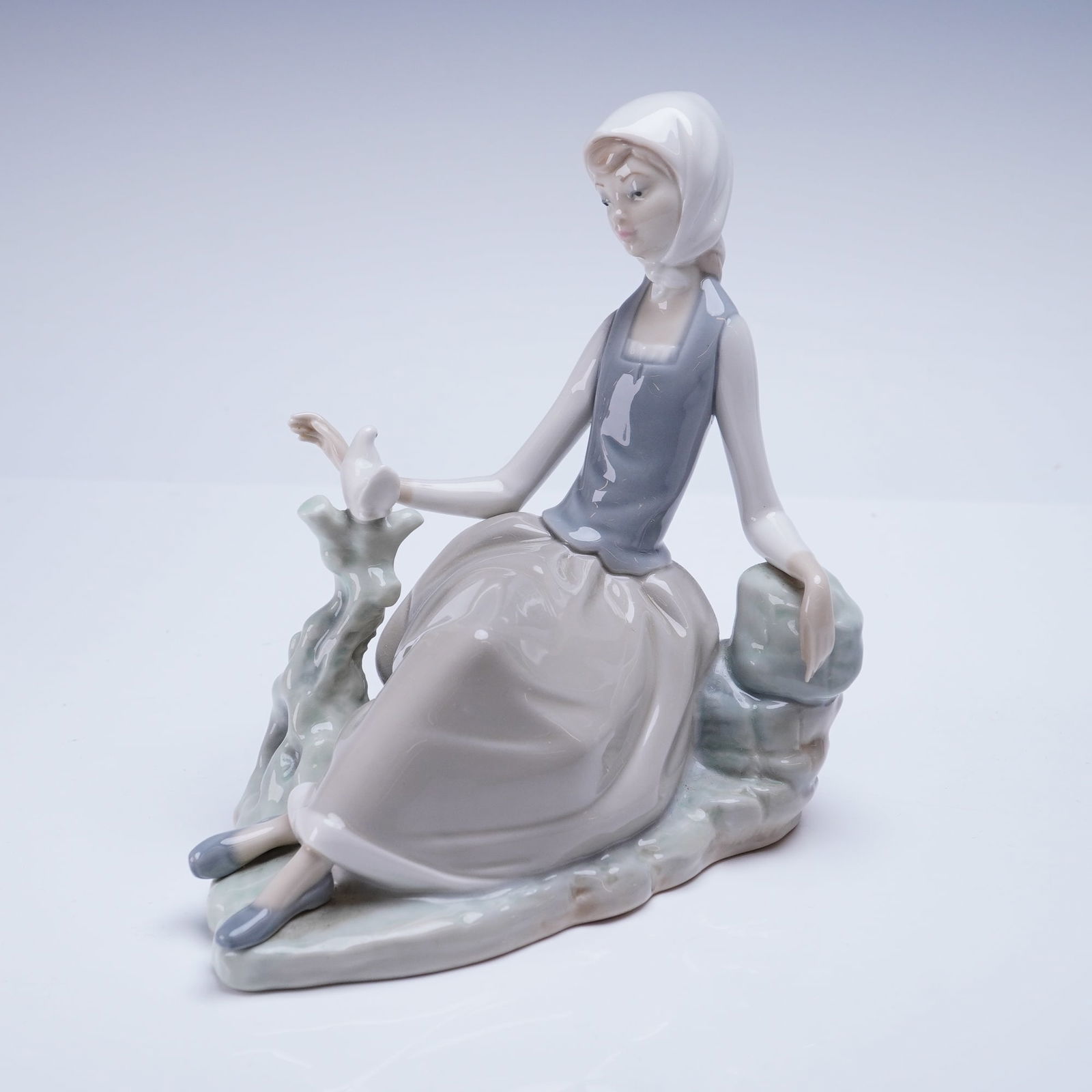 Lladro Shepherdess with Dove Figurine 1004660 (1 of 3)