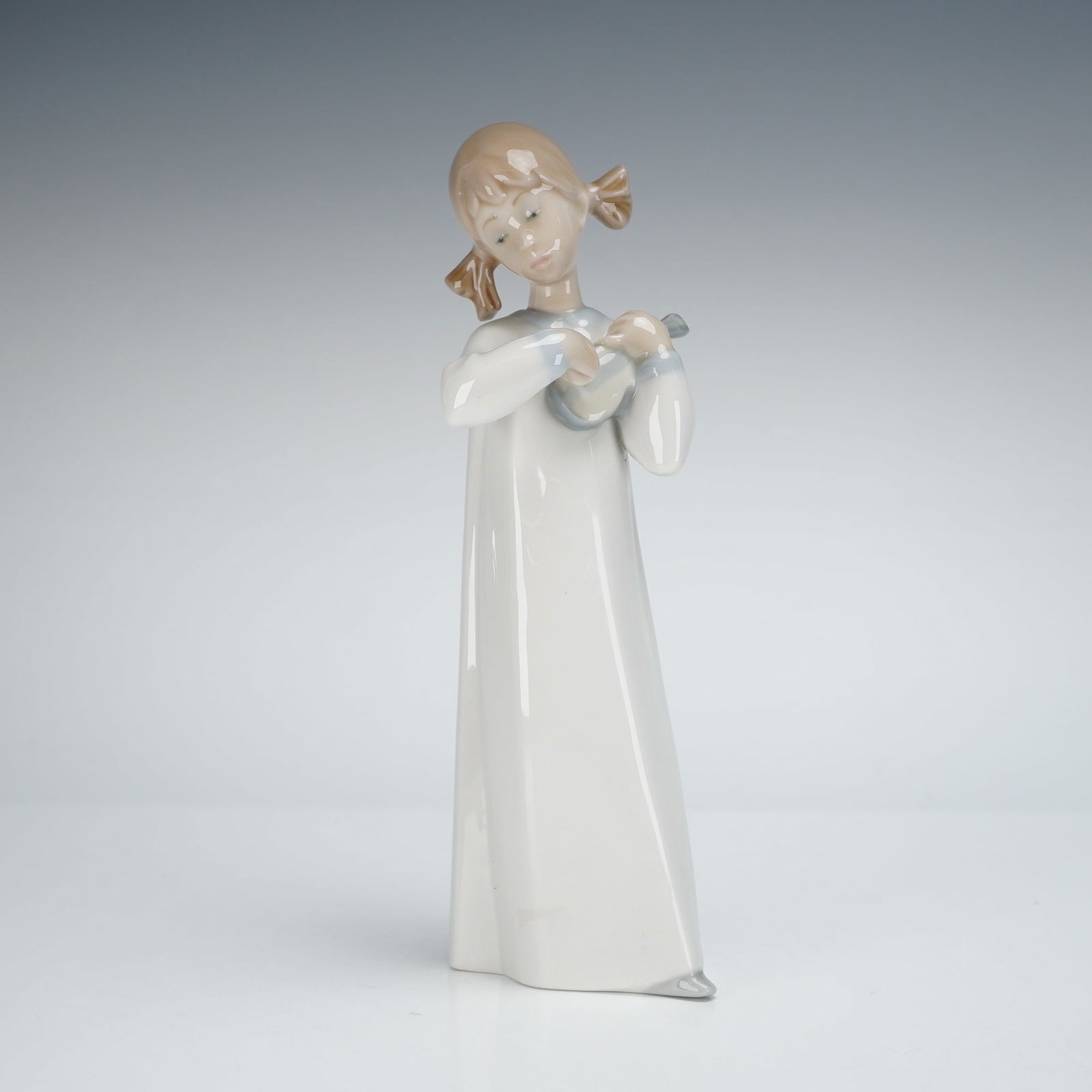 Lladro Porcelain Figurine Girl With Guitar Model 4871: A Lladro porcelain figurine, model number 4871, titled Girl With Guitar (Nina Con Guitarra). This lot consists of two items: the figurine and its original associated packaging box. The figurine is sty