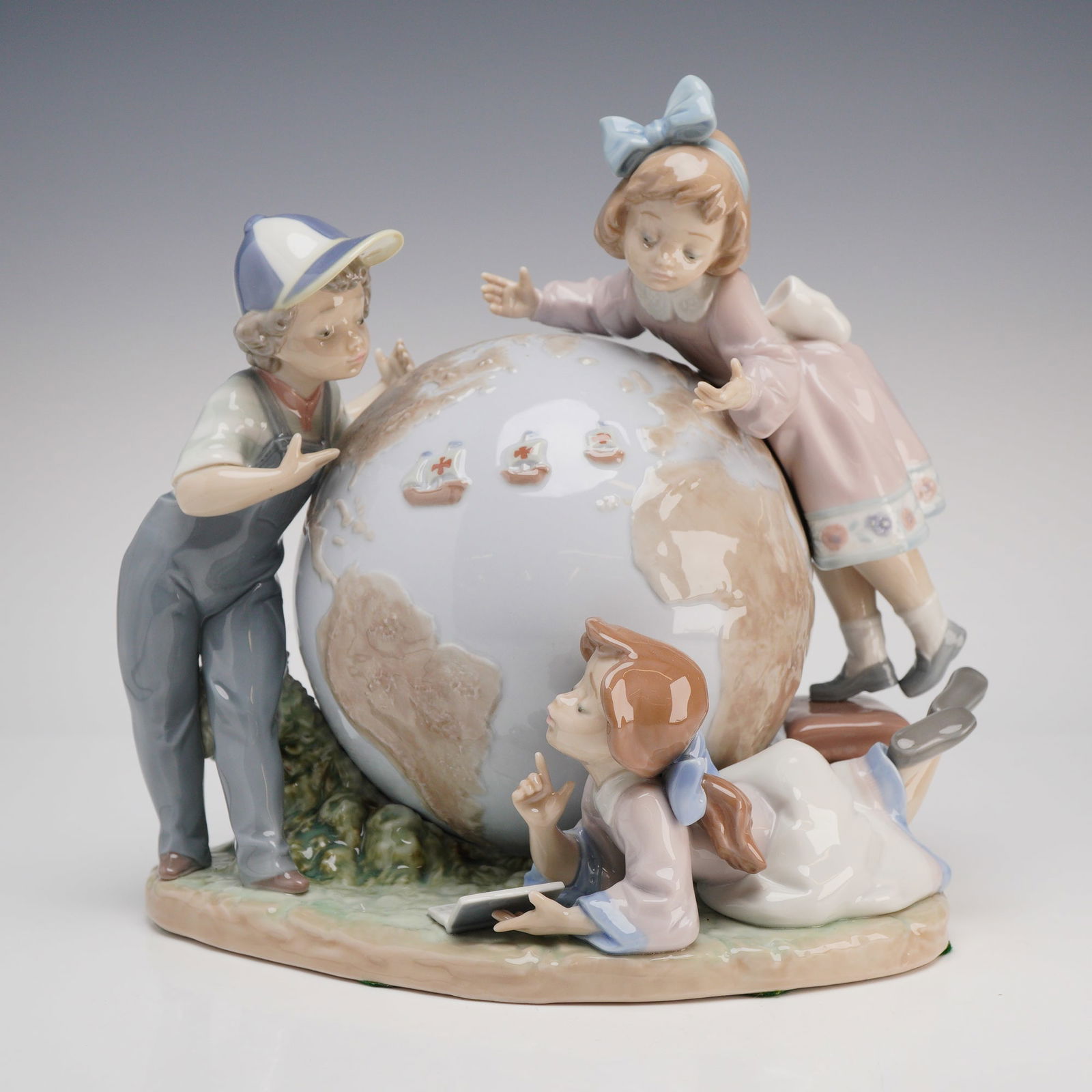 Lladro, The Voyage of Columbus Limited Edition Figurine: A large and detailed Lladro glazed porcelain figurine titled The Voyage of Columbus (El Viaje de Colon), model number 5847. This commemorative piece was issued in 1991 to celebrate the 500th anniversa