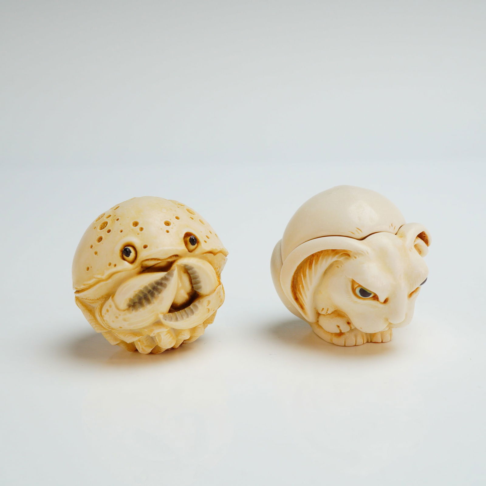 2pc Harmony Kingdom Roly Polys Box Figurines, Fergie & Costello: The group includes a figurine of a crab, identified as Costello, rendered in a spherical form, and a small, lidded trinket box in the form of a crouched rabbit. The figurines feature fine incised deta