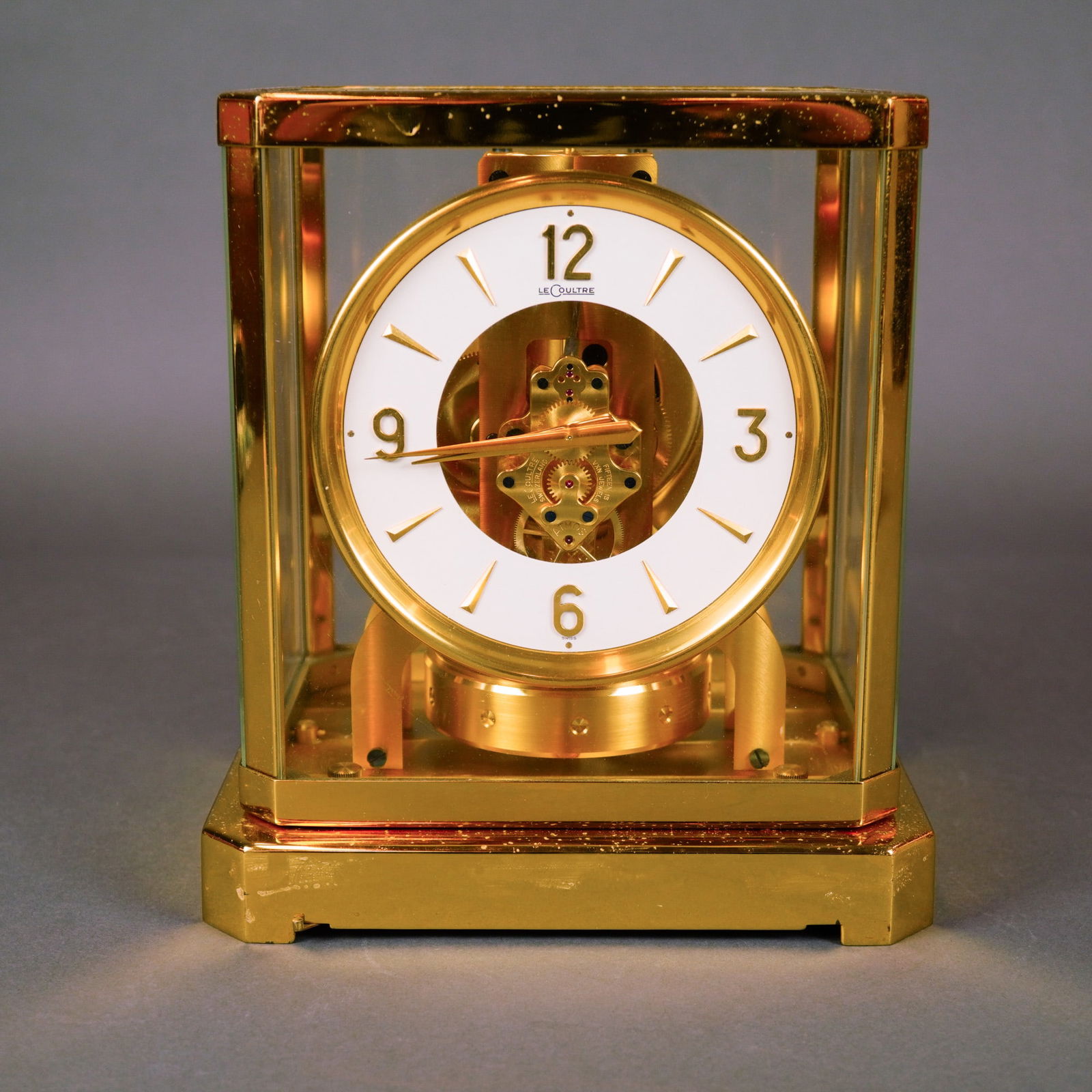 LeCoultre Atmos Gold Tone Perpetual Motion Mantel Clock, Mid-20th Century: A vintage LeCoultre Atmos mantel clock featuring a gold tone case and glass panels. This iconic timepiece is powered by a 15-jewel mechanical perpetual motion movement, which utilizes a gaseous bellow