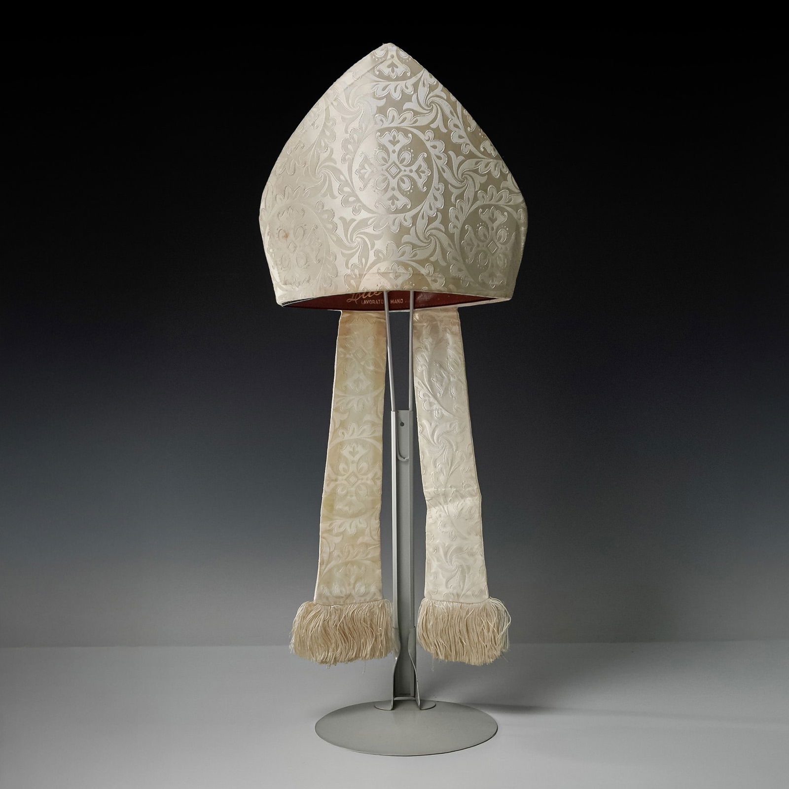 Pope John Paul II Mitre with 1987 & 1995 Papal USA Visits Memorabilia: An exceptional and historically significant ensemble centered on an original papal mitre of Pope John Paul II, exquisitely hand-crafted in cream color brocade silk with richly woven damask patterns of