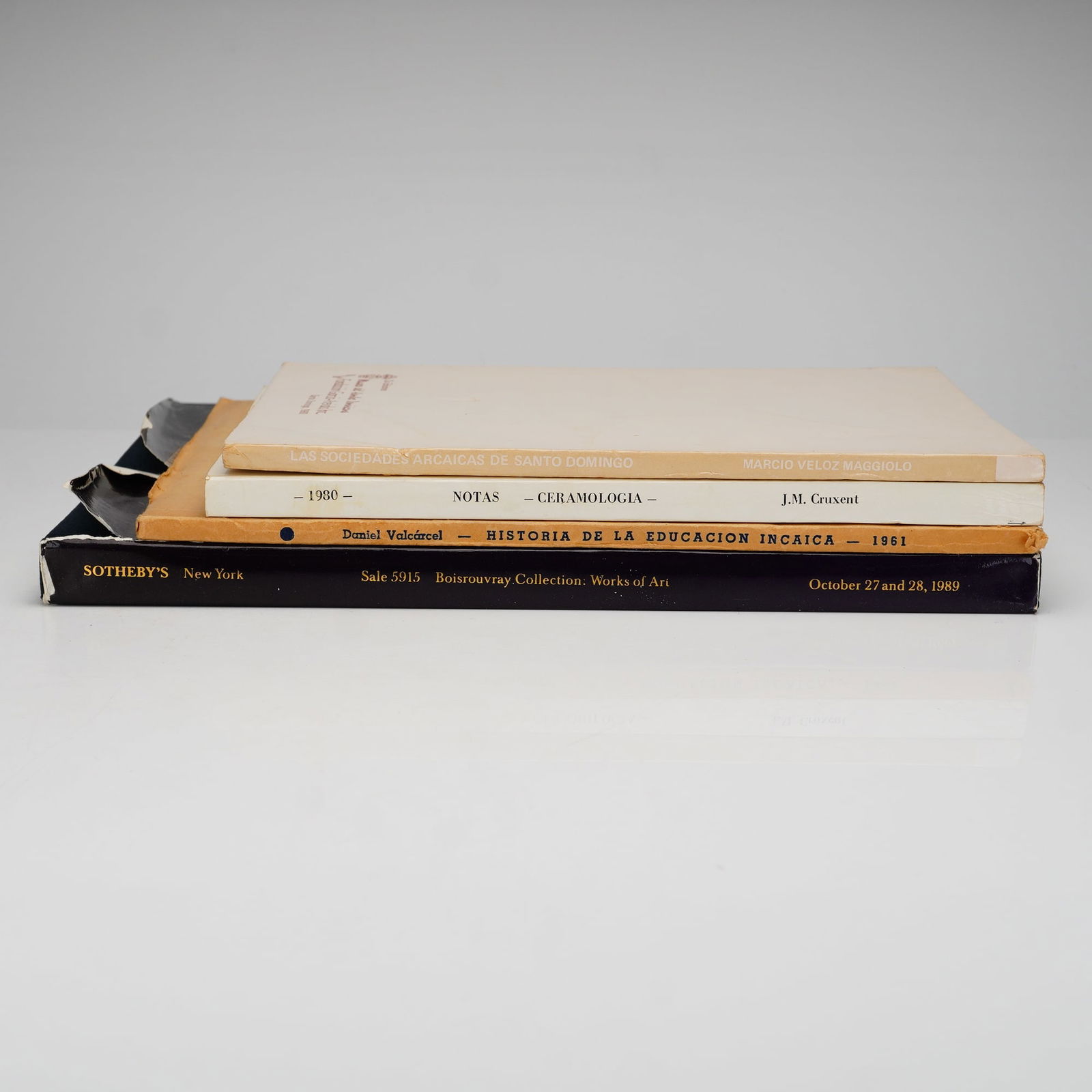 4 Latin American Archaeology History Publications Sothebys: A collection of softbound publications focused on Latin American archaeology, history, and art. The group includes a Sotheby's New York auction catalog for Sale 5915, titled The Collection of the late