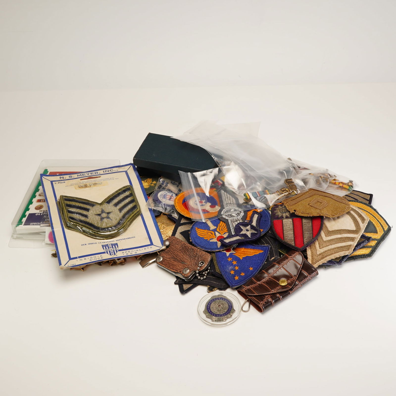 US Military Assortment of Patches, Ribbon Bars, Pins, and Medals, WWII to Cold War, Army, USAAF, and: This comprehensive collection features an assortment of U.S. military patches, ribbon bars, pins, and medals representing the U.S. Army, Army Air Forces (USAAF), and Air Force (USAF) from World War II
