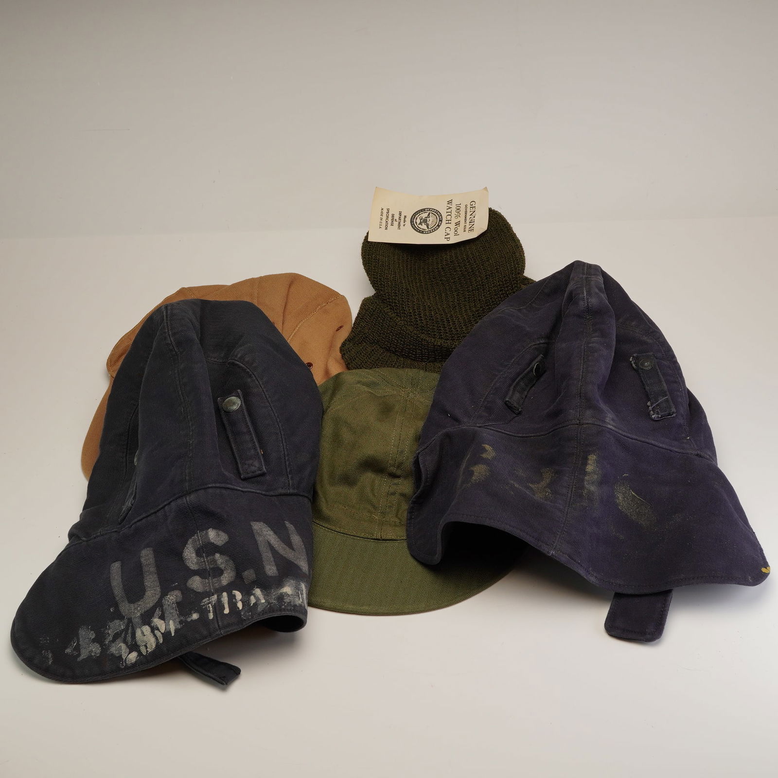 US Military 5pc Hat Lot, 2 US Navy Utility Deck Hats, 2 Caps, and Wool Watch Cap, WWII to Modern: This professional collection consists of five individual pieces of United States military headgear representing the US Navy, US Army, and US Marine Corps from World War II through the late 20th centur