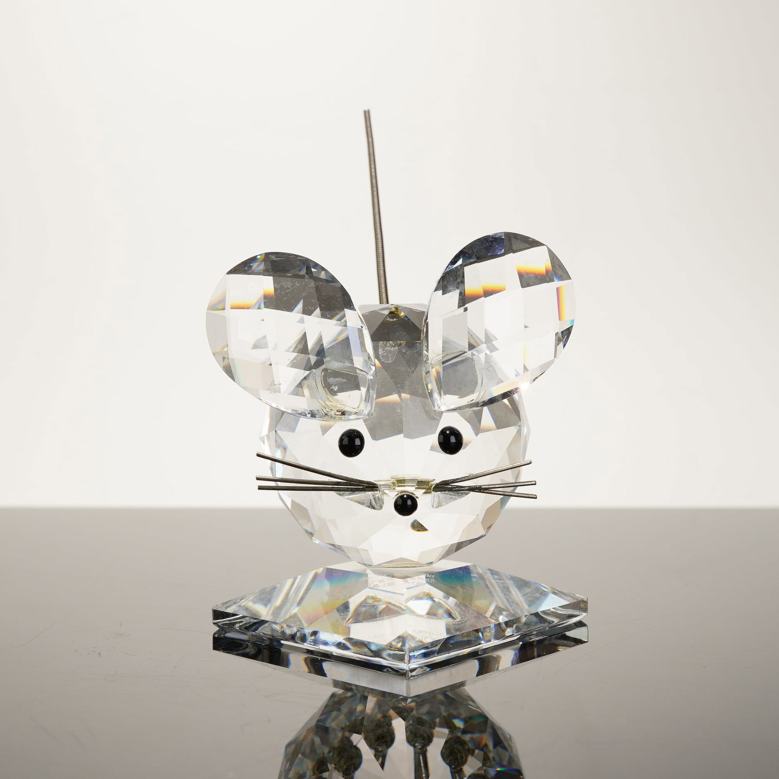 Swarovski Mouse King Figurine: This Swarovski crystal figurine depicts the Mouse King, model number 7631NR60, originally part of the Woodland Friends collection. The piece is meticulously crafted from faceted clear lead crystal and