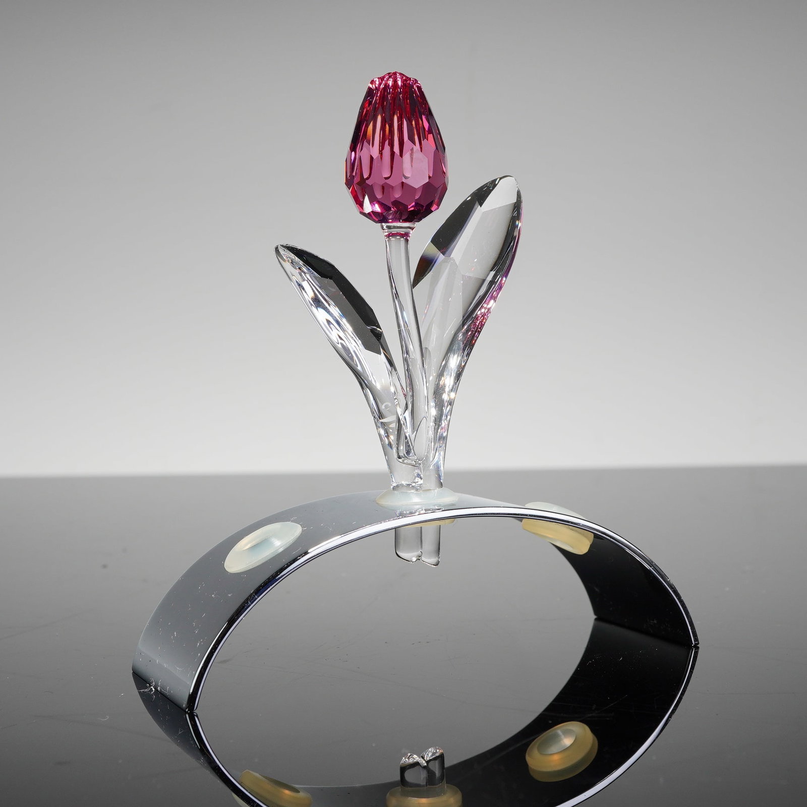 Swarovski Faceted Lead Crystal Pink Tulip with Stand: This 2pc Swarovski Crystal Pink Tulip with Stand was produced as a membership renewal gift for the Swarovski Crystal Society (SCS). The figurine is crafted from high-quality faceted lead crystal using