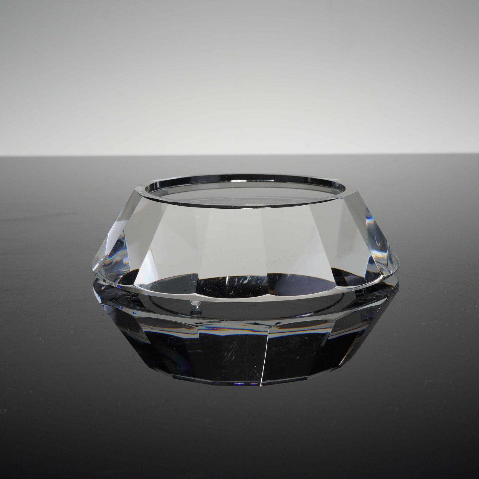 Arribas Brothers Swarovski Round Crystal Base: This Arribas Brothers Swarovski Round Crystal Base is a premium faceted lead crystal display stand from The Arribas Collection. Designed for the professional presentation of spheres or collectible fig