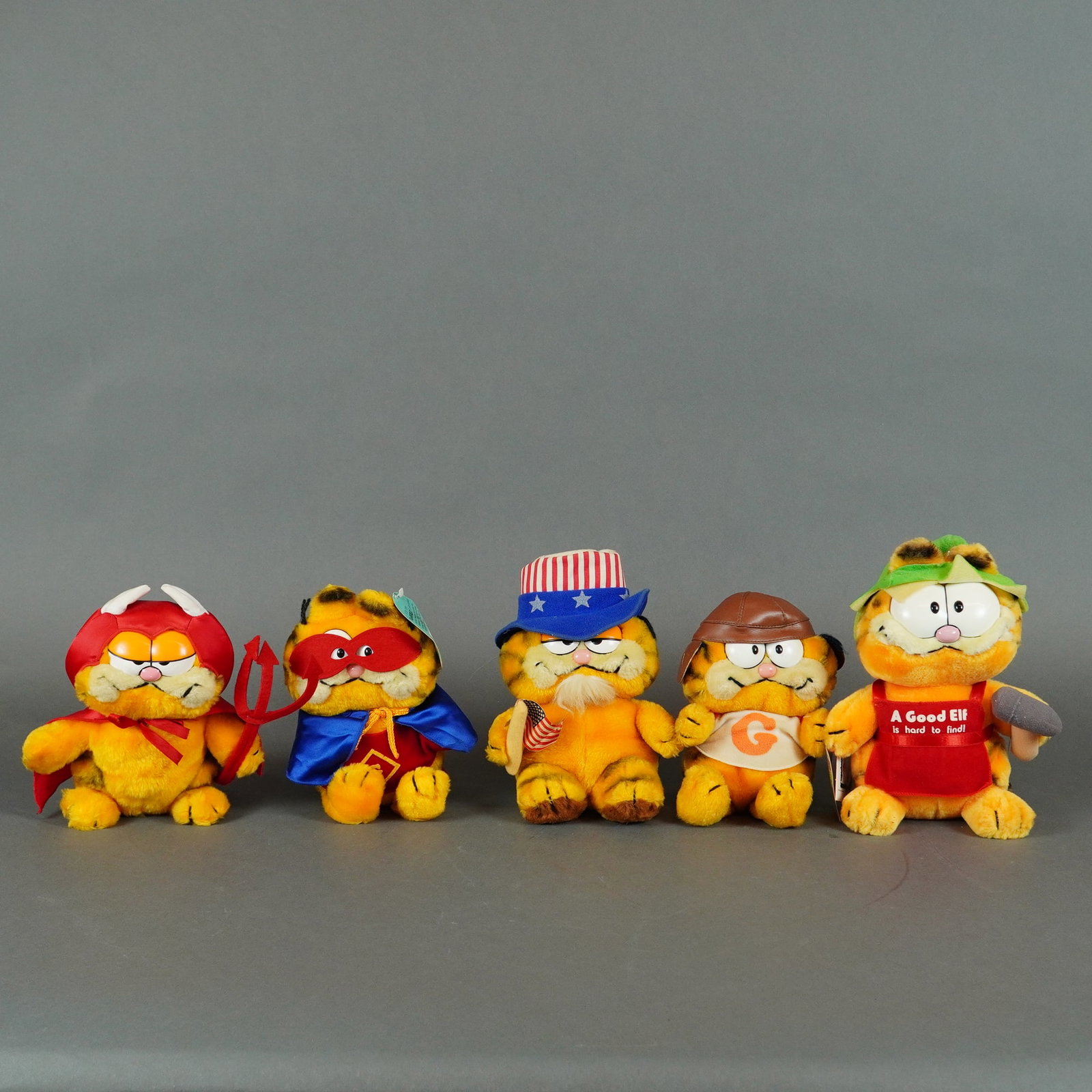 A Collection of 5 R. Dakin & Company Garfield Plush Toys (1978-1981): A collection of five (5) vintage plush stuffed toys featuring the character Garfield, manufactured by R. Dakin & Company. The lot includes costumed variants dating from the 1978 and 1981 copyright per