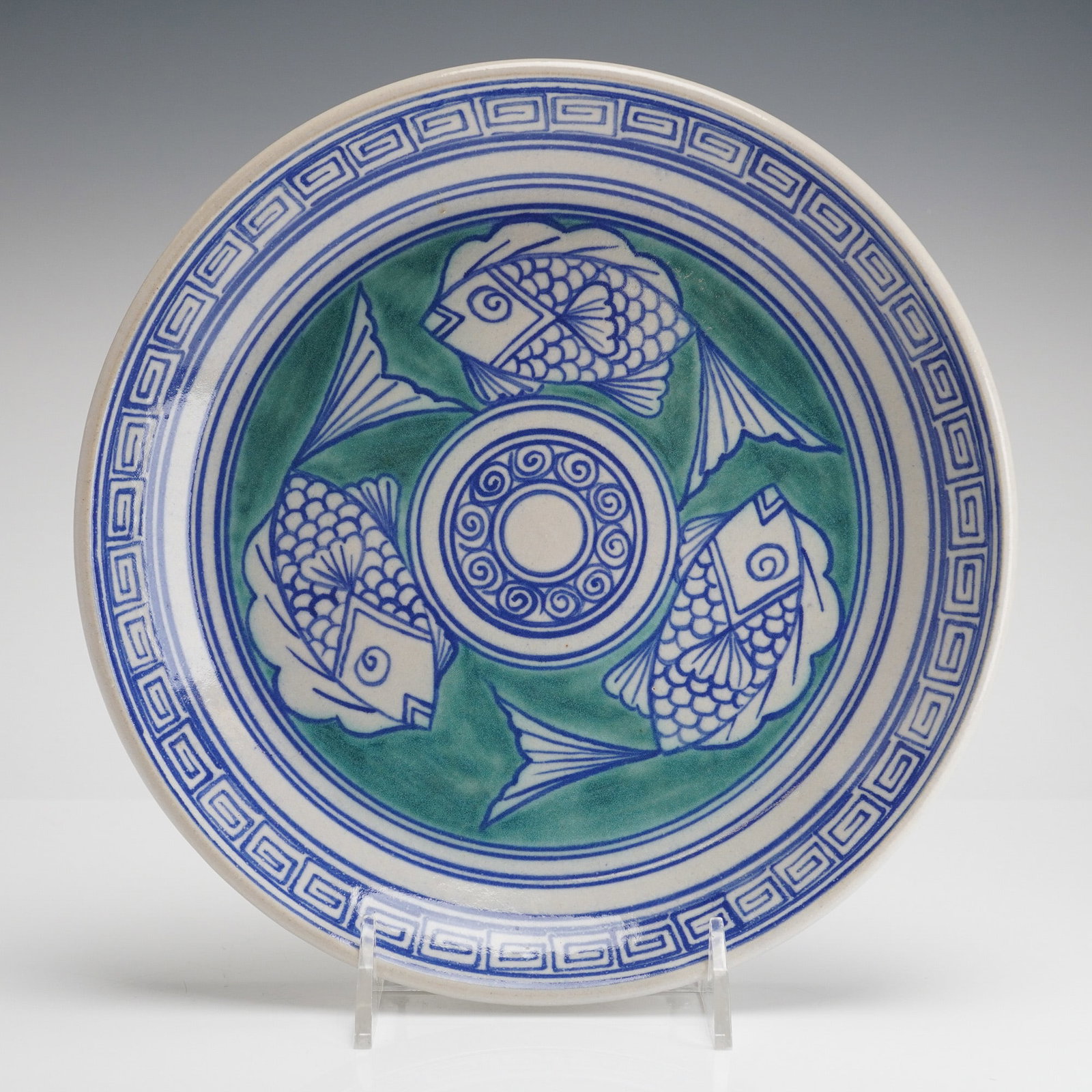 Will McCanless Pottery Majolica Plate with Painted Fish: The plate features a white glaze on the front and rim, decorated with underglaze blue and green. The design is executed in a style referencing traditional East Asian Three Fish ware. The central well