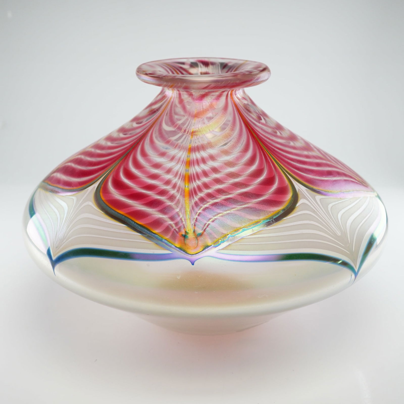 Stuart Abelman Signed Iridescent Pulled Feather Vase: Crafted at the Abelman Art Glass Studio in Southern California, this hand-blown vase is an exquisite example of Stuart Abelman's early mastery of the American studio glass movement. The piece features