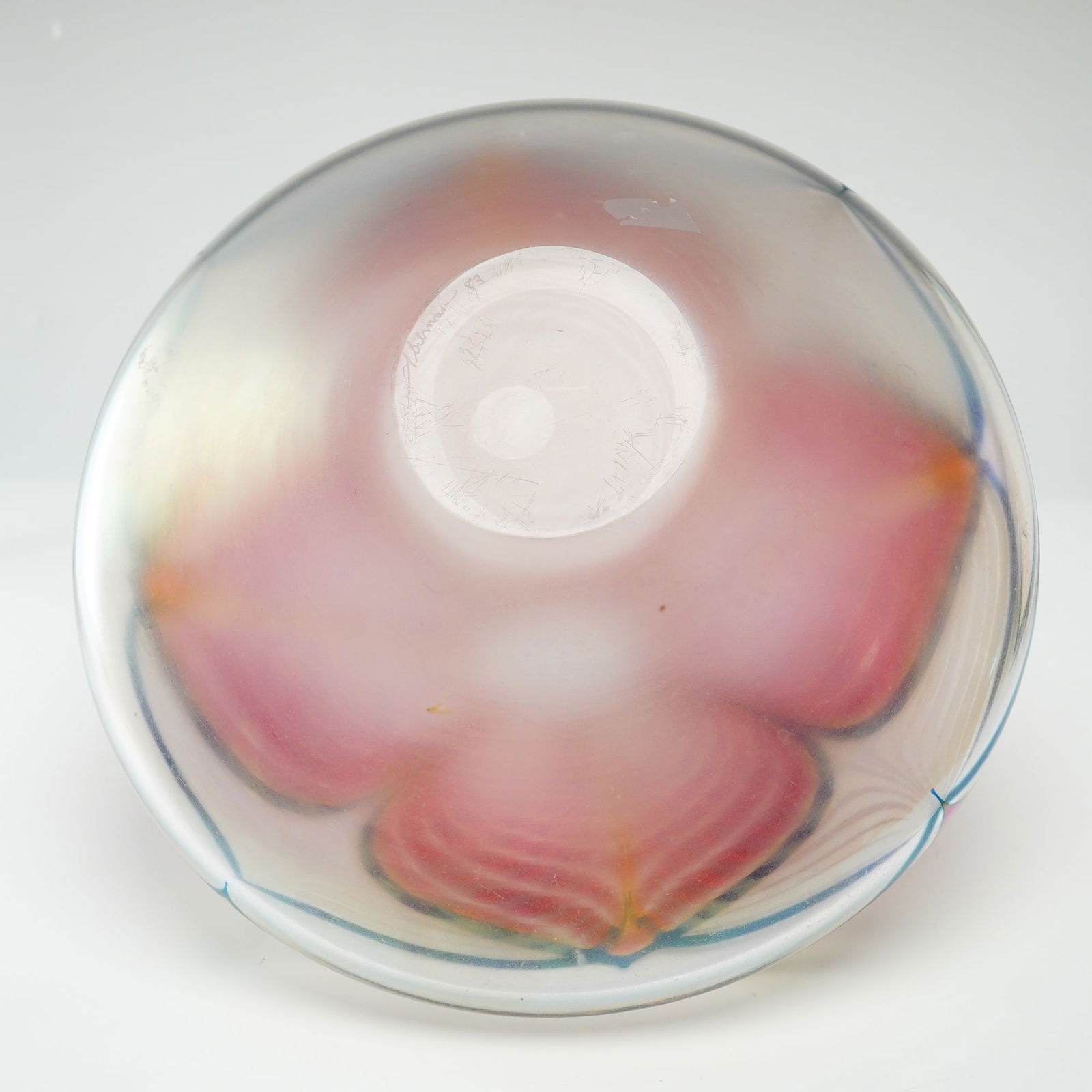 Stuart Abelman Signed Iridescent Pulled Feather Vase - 4