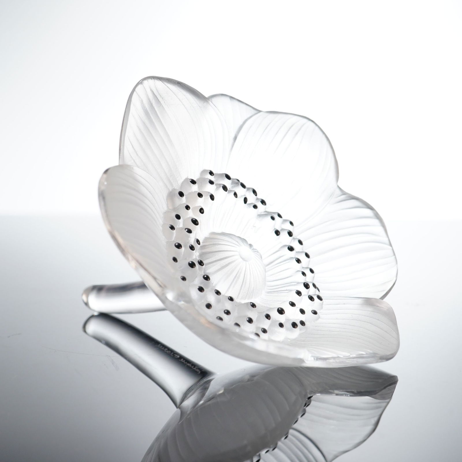 Lalique Molded and Frosted Crystal Anemone Flower Figurine: A Lalique crystal flower figurine produced in France, featuring the iconic Anemone (Anemone) motif. The piece is crafted from lead crystal using molded and pressed techniques, showcasing a sophisticat