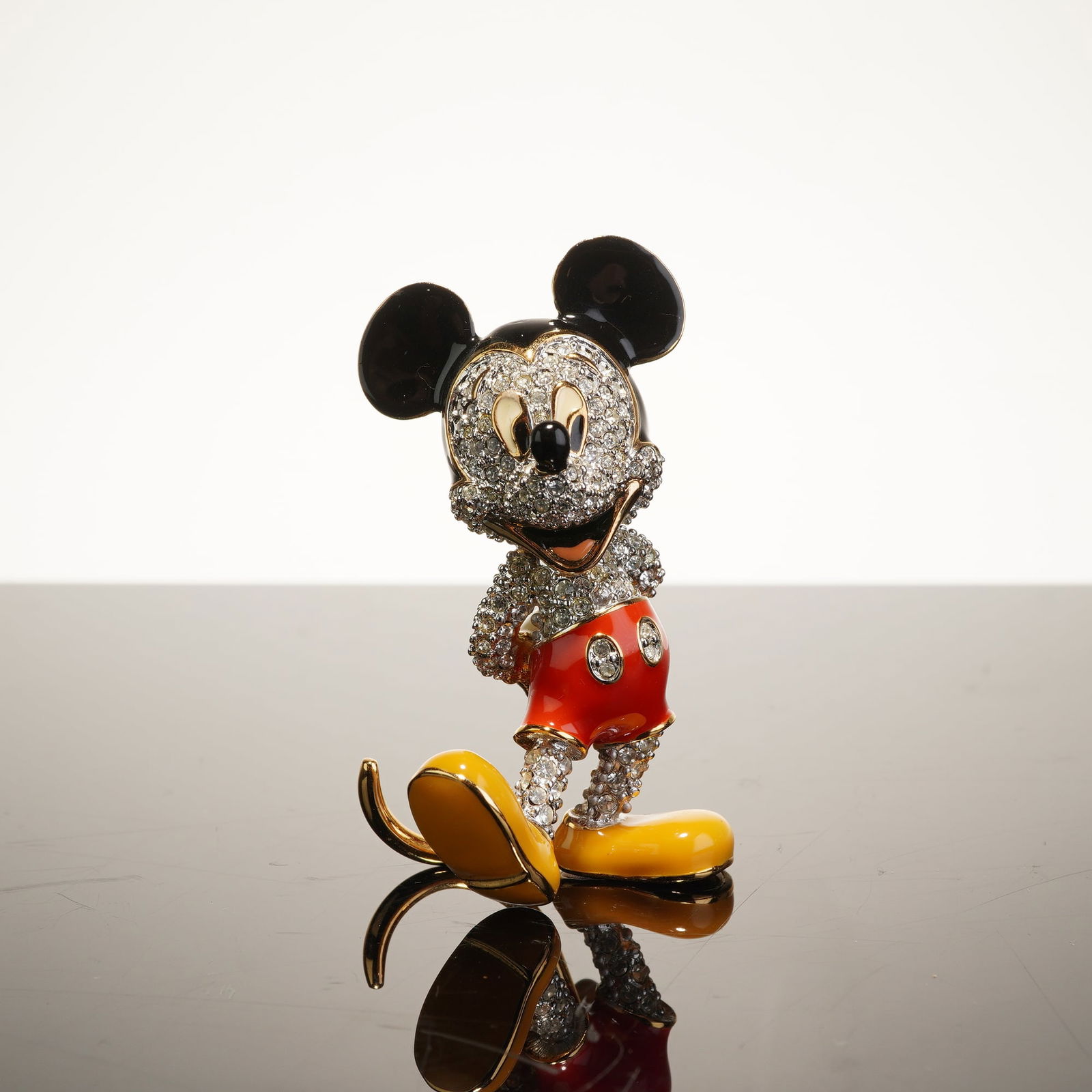 Arribas Brothers Jeweled Mickey Mouse Swarovski Crystal Figurine c. 1997.: Arribas Brothers Mickey Mouse jeweled figurine from the Arribas Collection featuring Swarovski crystals. This collectible piece is constructed from gold-tone metal and decorated with numerous hand-set