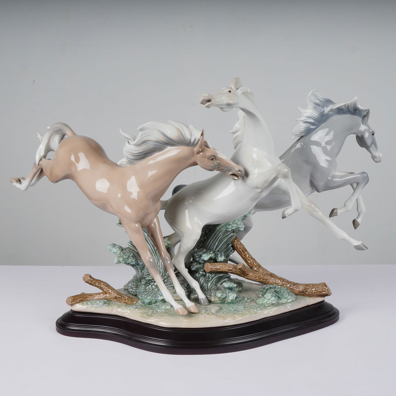 Lladro Born Free Three Horses Porcelain Figurine 1001420: A large and impressive Lladro porcelain figurine group titled "Born Free" (Tres Caballos Galopando), model number 1001420. Designed by sculptor Francisco Catala and first issued in 1982, this
