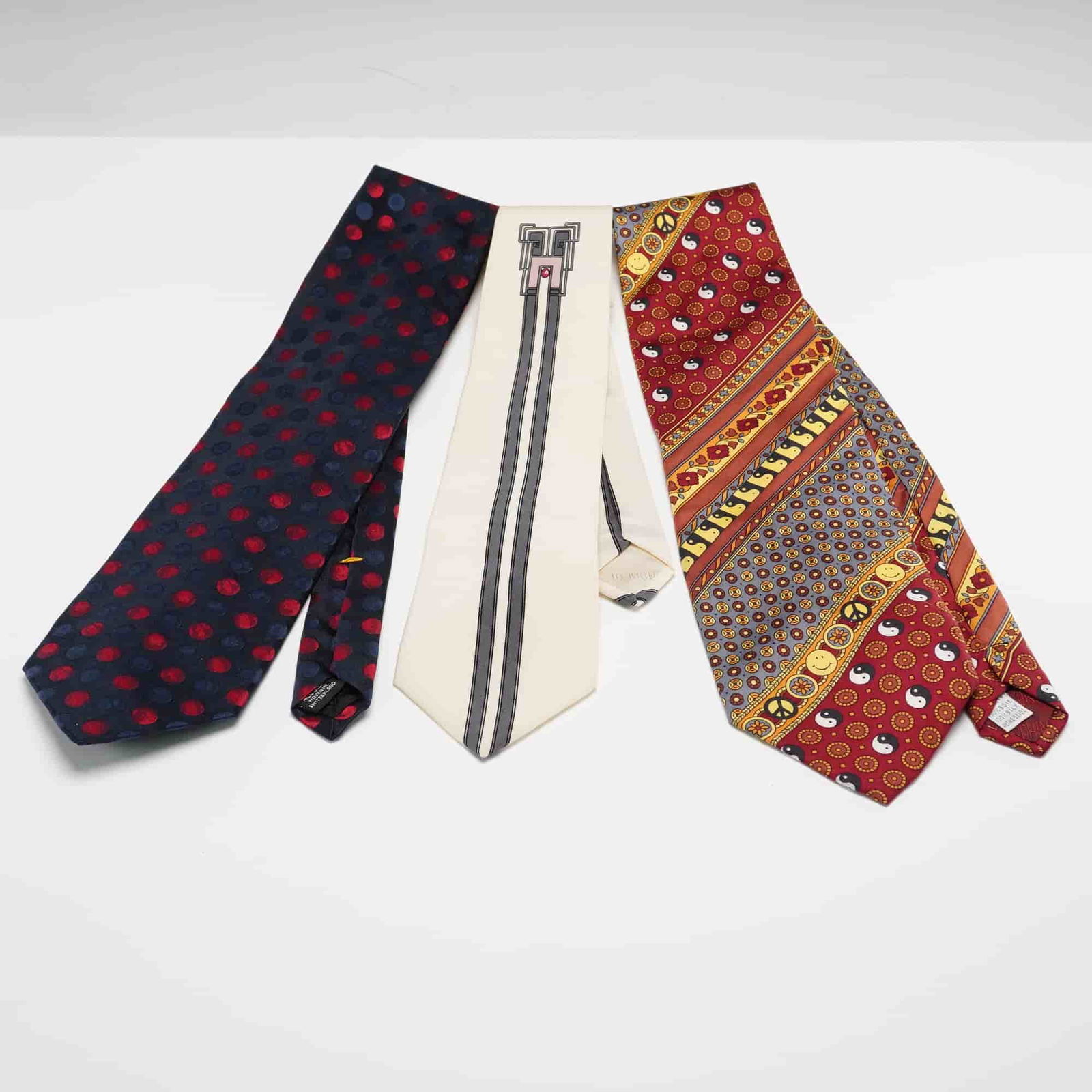 3pc Moschino, Vitaliano Pancaldi, and yApre' Cravats Neckties: This grouping includes neckties by Moschino, Vitaliano Pancaldi, and yApre' Cravats, each retaining its respective maker label. All three examples are crafted in silk, presented in varied designs