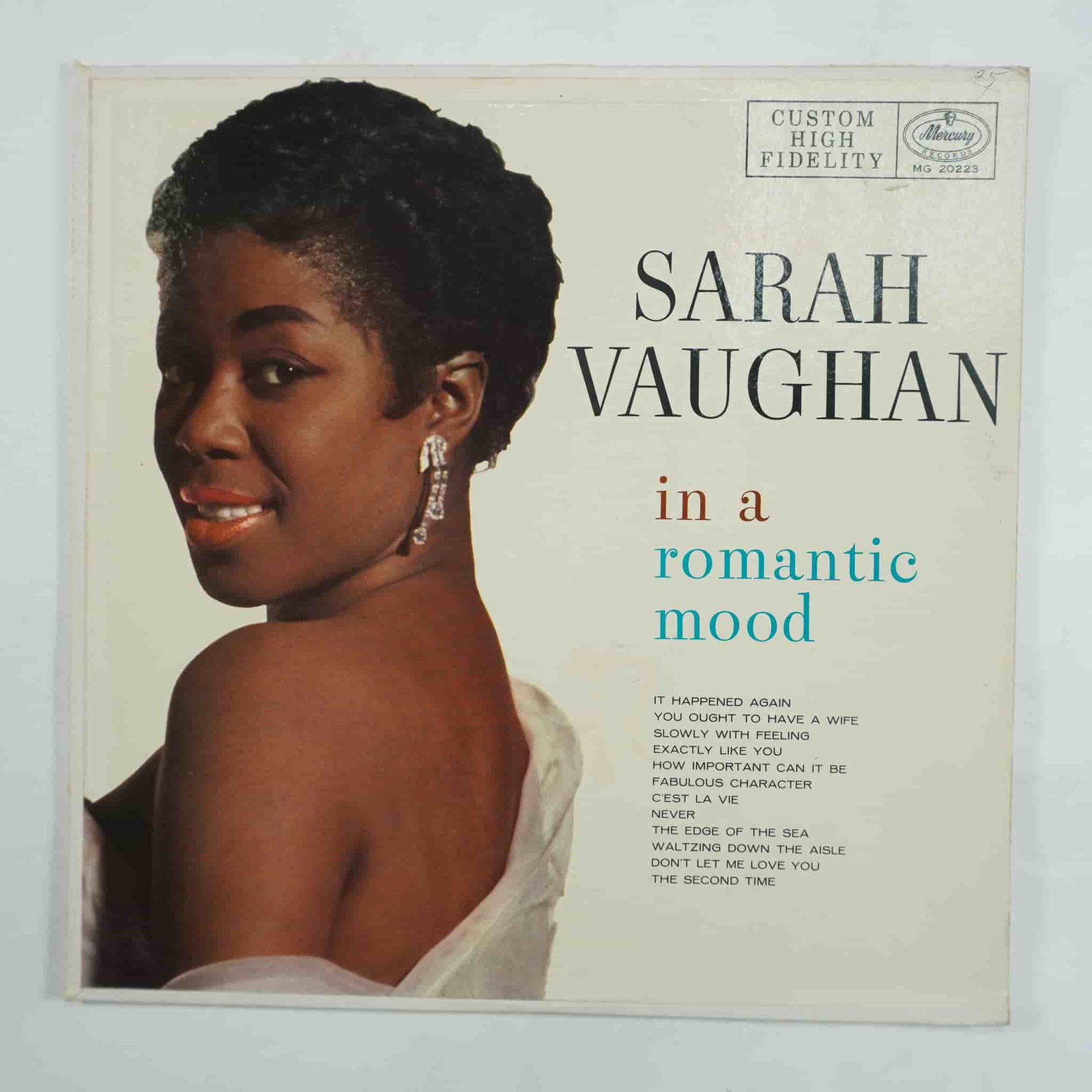 Sarah Vaughan – In A Romantic Mood (1957, Mercury Records, MG 20223): This vintage pressing of In A Romantic Mood features the legendary Sarah Vaughan, one of jazz’s greatest vocalists, delivering a collection of smooth, romantic standards. Released in 1957 by Mercury
