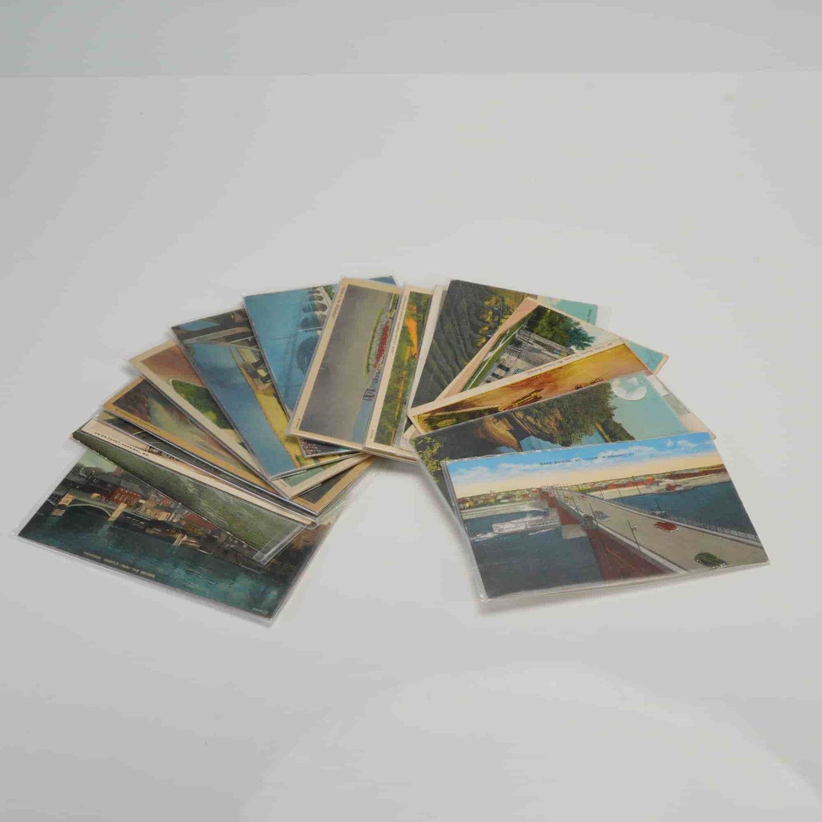 18pc Travel Scenic Collectible Postcards: An assemblage showcasing a variety of landscapes, waterways, bridges, and architectural vistas. Includes U.S. states like Virginia and Missouri, a London, Windsor postcard. Also included is a