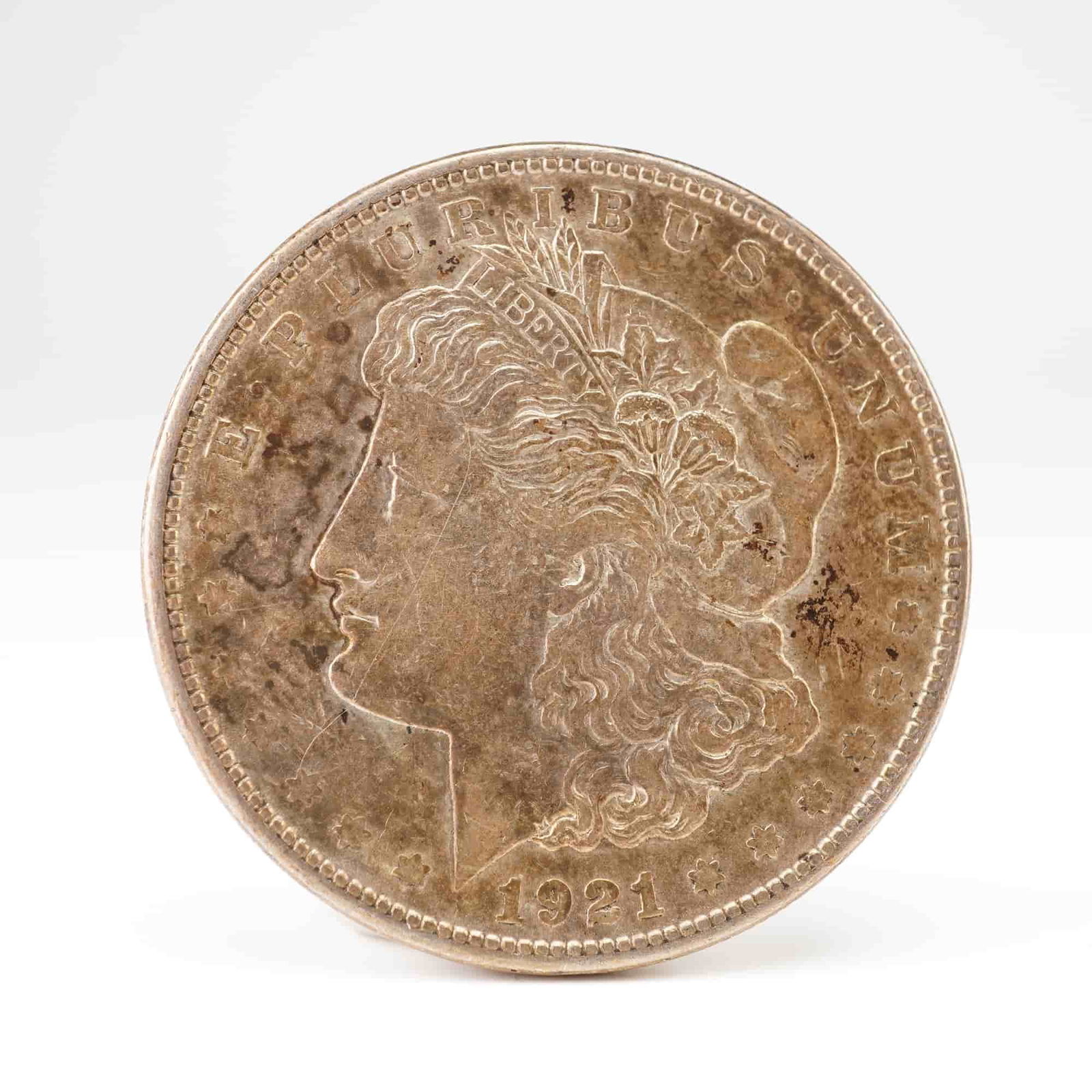 US 1921 Morgan Dollar, Silver, KM# 110, Very Fine: Catalog number KM# 110. Philadelphia Mint. Morgan obverse, Eagle reverse. Key identifiers: Reeded edge. Historical note: The 1921 Morgan dollar was the final year of the series and was struck in high