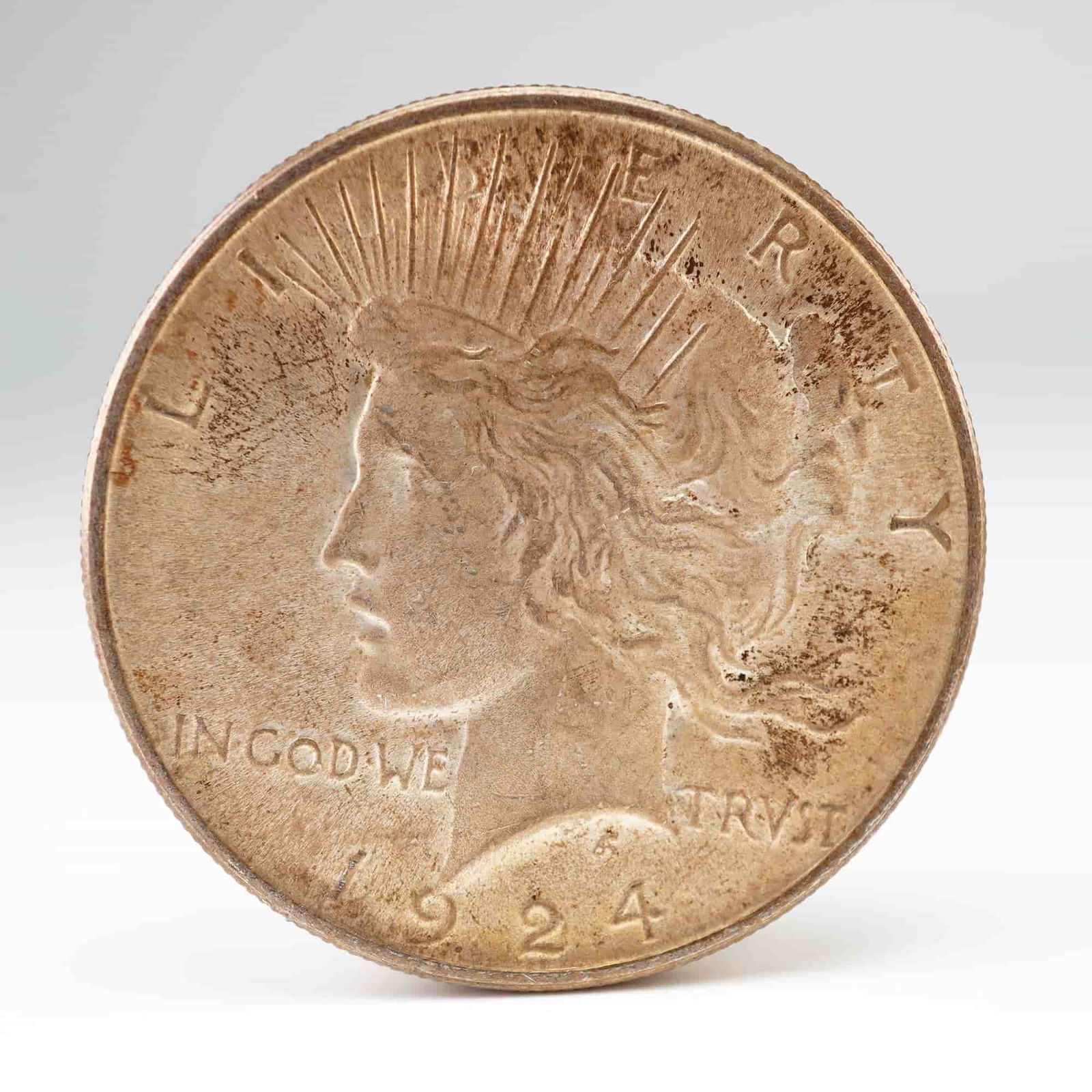US 1924 Peace Dollar, Silver, KM# 150, Very Fine: KM# 150. Philadelphia Mint. Peace Dollar type. This 1924 US Liberty one dollar coin was struck during a high-mintage year for the series. Dimensions0.25"W x 1.50" dia. Weight28g