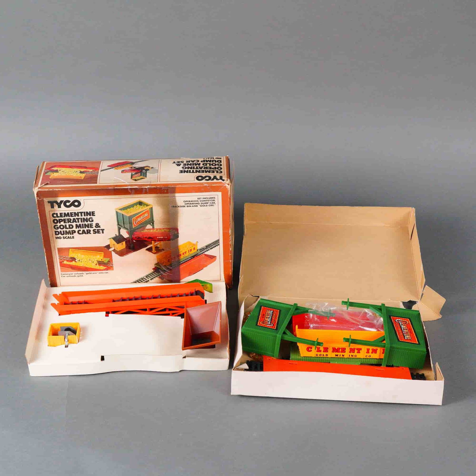 TYCO HO Scale Clementine Operating Gold Mine and Dump Car Set 31-0014: A vintage TYCO HO Scale model railroad accessory set identified as the Clementine Operating Gold Mine & Dump Car Set, Catalog No. 31-0014. The set is designed to simulate a working gold mining