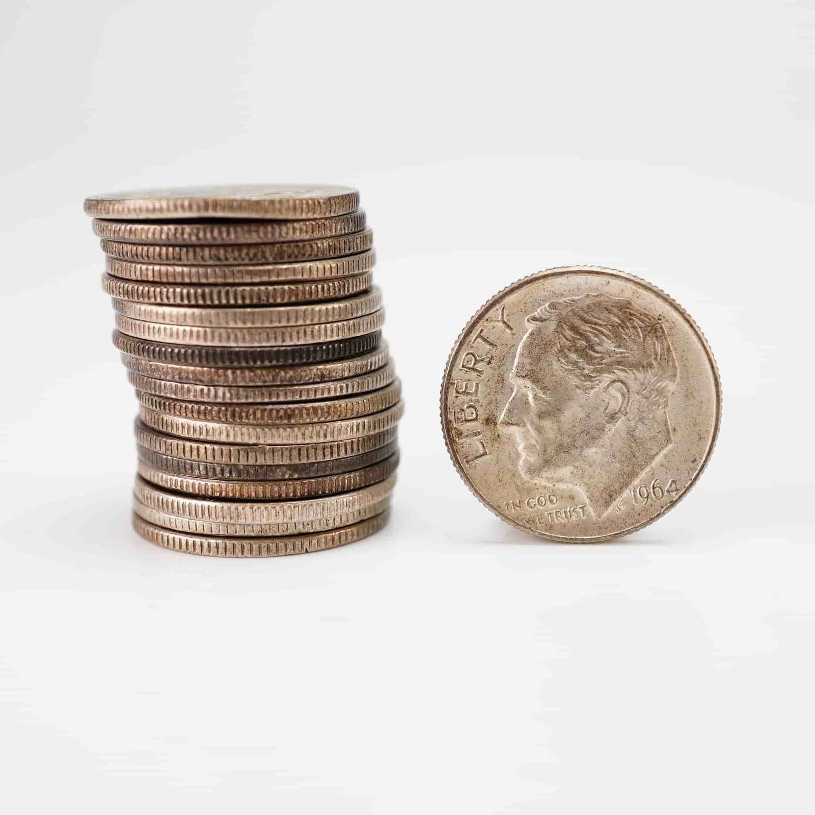 US 1941-1964 A Collection of 19 Silver Dimes: KM# 140 and KM# 195. Various mint marks including D located on the reverse. Mercury and Roosevelt obverse types. This collection of 19pc U.S. dimes ranging 1941-1964 represents the final era of 90%